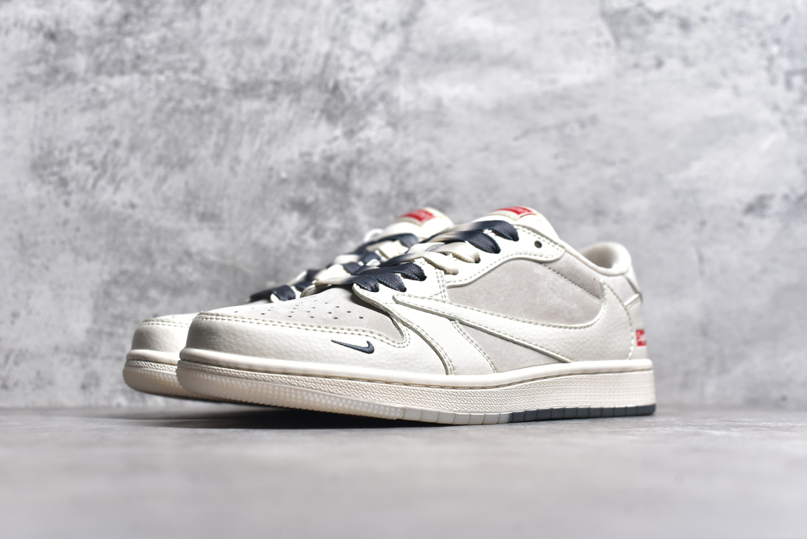 图片[2]-#Travis Scott x Fragment Design x Air Jordan 1 Low OG SP AJ1 Sup联名-米白灰双拼 低帮文化休闲板鞋 BB7518-001 #多方联名合作融合了Travis Scott 独特的音乐风格，藤原浩个性的设计风格以及Jordan品牌的经典元素 使其成为一双具有独特身份和价值的鞋子 清新而立体的外观加上联名标识更突出了其独特身份 这种配色方案显示出活力和时尚感 在视觉上引人注目 鞋身的质感和细腻的细节处理使其显得高端而格调十足 这款“倒钩”联名是设计与创意完美结合 融合多方的个性风格是一款备受瞩目的潮流鞋款 尺码：36 36.5 37.5 38 38.5 39 40 40.5 41 42 42.5 43 44 44.5 45\”},\”album\”：{\”autoIncreasePriceConfig\”：{\”isHaveConfig\”：false},\”avatarFrame\”：\”-选品中心