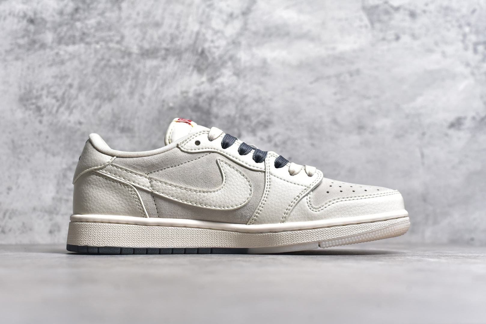 图片[3]-#Travis Scott x Fragment Design x Air Jordan 1 Low OG SP AJ1 Sup联名-米白灰双拼 低帮文化休闲板鞋 BB7518-001 #多方联名合作融合了Travis Scott 独特的音乐风格，藤原浩个性的设计风格以及Jordan品牌的经典元素 使其成为一双具有独特身份和价值的鞋子 清新而立体的外观加上联名标识更突出了其独特身份 这种配色方案显示出活力和时尚感 在视觉上引人注目 鞋身的质感和细腻的细节处理使其显得高端而格调十足 这款“倒钩”联名是设计与创意完美结合 融合多方的个性风格是一款备受瞩目的潮流鞋款 尺码：36 36.5 37.5 38 38.5 39 40 40.5 41 42 42.5 43 44 44.5 45\”},\”album\”：{\”autoIncreasePriceConfig\”：{\”isHaveConfig\”：false},\”avatarFrame\”：\”-选品中心