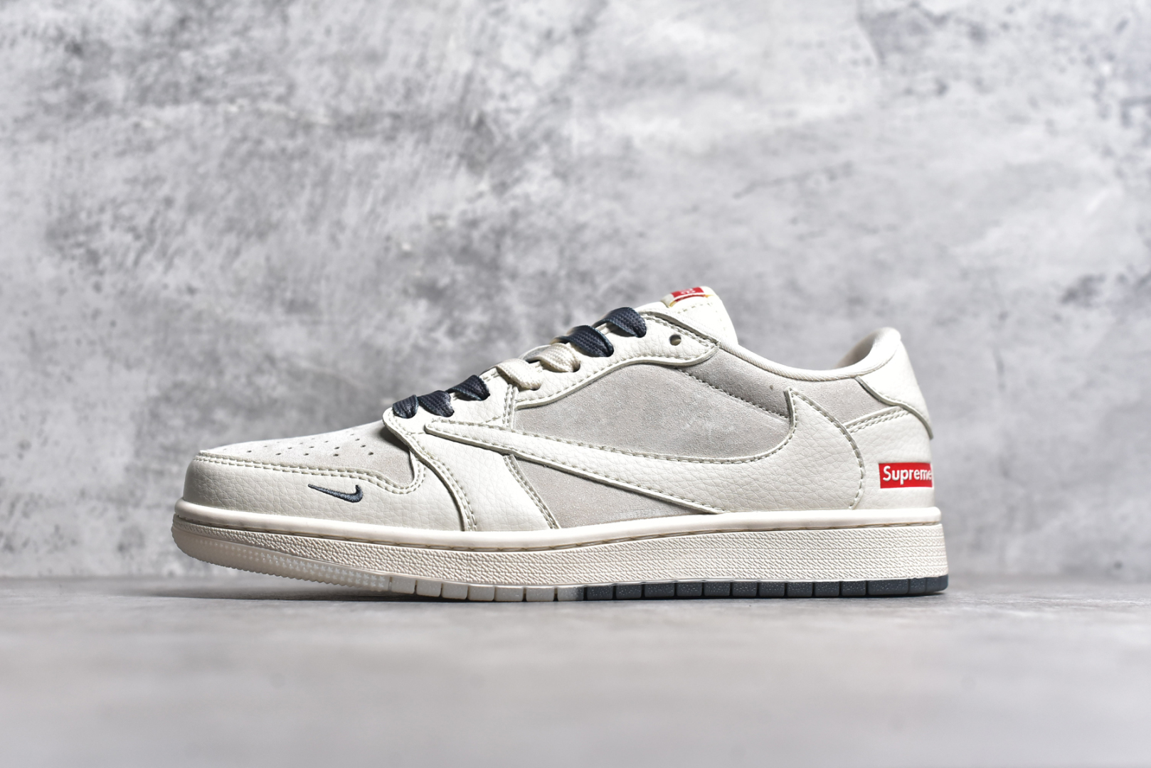 #Travis Scott x Fragment Design x Air Jordan 1 Low OG SP AJ1 Sup联名-米白灰双拼 低帮文化休闲板鞋 BB7518-001 #多方联名合作融合了Travis Scott 独特的音乐风格，藤原浩个性的设计风格以及Jordan品牌的经典元素 使其成为一双具有独特身份和价值的鞋子 清新而立体的外观加上联名标识更突出了其独特身份 这种配色方案显示出活力和时尚感 在视觉上引人注目 鞋身的质感和细腻的细节处理使其显得高端而格调十足 这款“倒钩”联名是设计与创意完美结合 融合多方的个性风格是一款备受瞩目的潮流鞋款 尺码：36 36.5 37.5 38 38.5 39 40 40.5 41 42 42.5 43 44 44.5 45\”},\”album\”：{\”autoIncreasePriceConfig\”：{\”isHaveConfig\”：false},\”avatarFrame\”：\”-选品中心