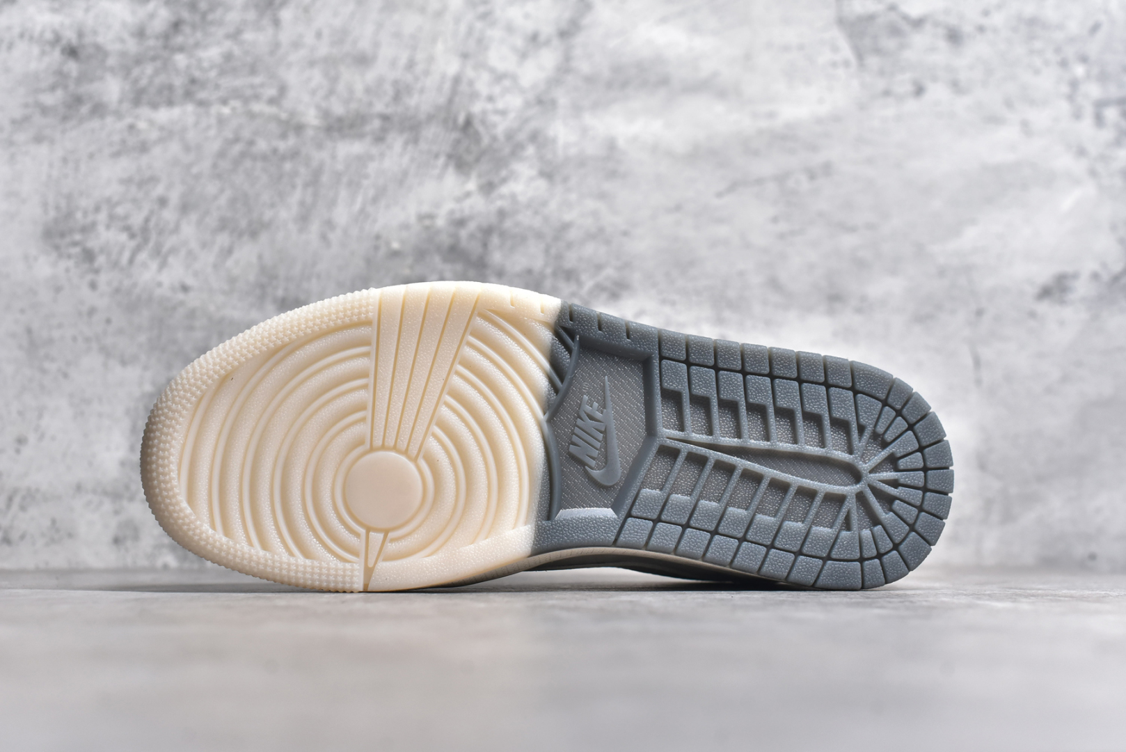 图片[6]-#Travis Scott x Fragment Design x Air Jordan 1 Low OG SP AJ1 Sup联名-米白灰双拼 低帮文化休闲板鞋 BB7518-001 #多方联名合作融合了Travis Scott 独特的音乐风格，藤原浩个性的设计风格以及Jordan品牌的经典元素 使其成为一双具有独特身份和价值的鞋子 清新而立体的外观加上联名标识更突出了其独特身份 这种配色方案显示出活力和时尚感 在视觉上引人注目 鞋身的质感和细腻的细节处理使其显得高端而格调十足 这款“倒钩”联名是设计与创意完美结合 融合多方的个性风格是一款备受瞩目的潮流鞋款 尺码：36 36.5 37.5 38 38.5 39 40 40.5 41 42 42.5 43 44 44.5 45\”},\”album\”：{\”autoIncreasePriceConfig\”：{\”isHaveConfig\”：false},\”avatarFrame\”：\”-选品中心
