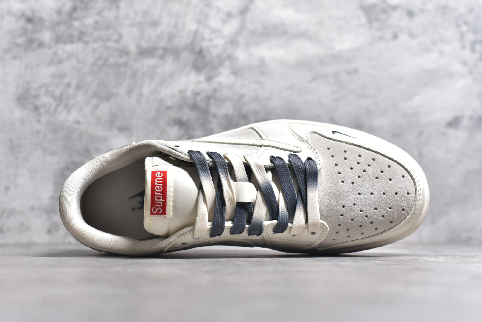 图片[4]-#Travis Scott x Fragment Design x Air Jordan 1 Low OG SP AJ1 Sup联名-米白灰双拼 低帮文化休闲板鞋 BB7518-001 #多方联名合作融合了Travis Scott 独特的音乐风格，藤原浩个性的设计风格以及Jordan品牌的经典元素 使其成为一双具有独特身份和价值的鞋子 清新而立体的外观加上联名标识更突出了其独特身份 这种配色方案显示出活力和时尚感 在视觉上引人注目 鞋身的质感和细腻的细节处理使其显得高端而格调十足 这款“倒钩”联名是设计与创意完美结合 融合多方的个性风格是一款备受瞩目的潮流鞋款 尺码：36 36.5 37.5 38 38.5 39 40 40.5 41 42 42.5 43 44 44.5 45\”},\”album\”：{\”autoIncreasePriceConfig\”：{\”isHaveConfig\”：false},\”avatarFrame\”：\”-选品中心