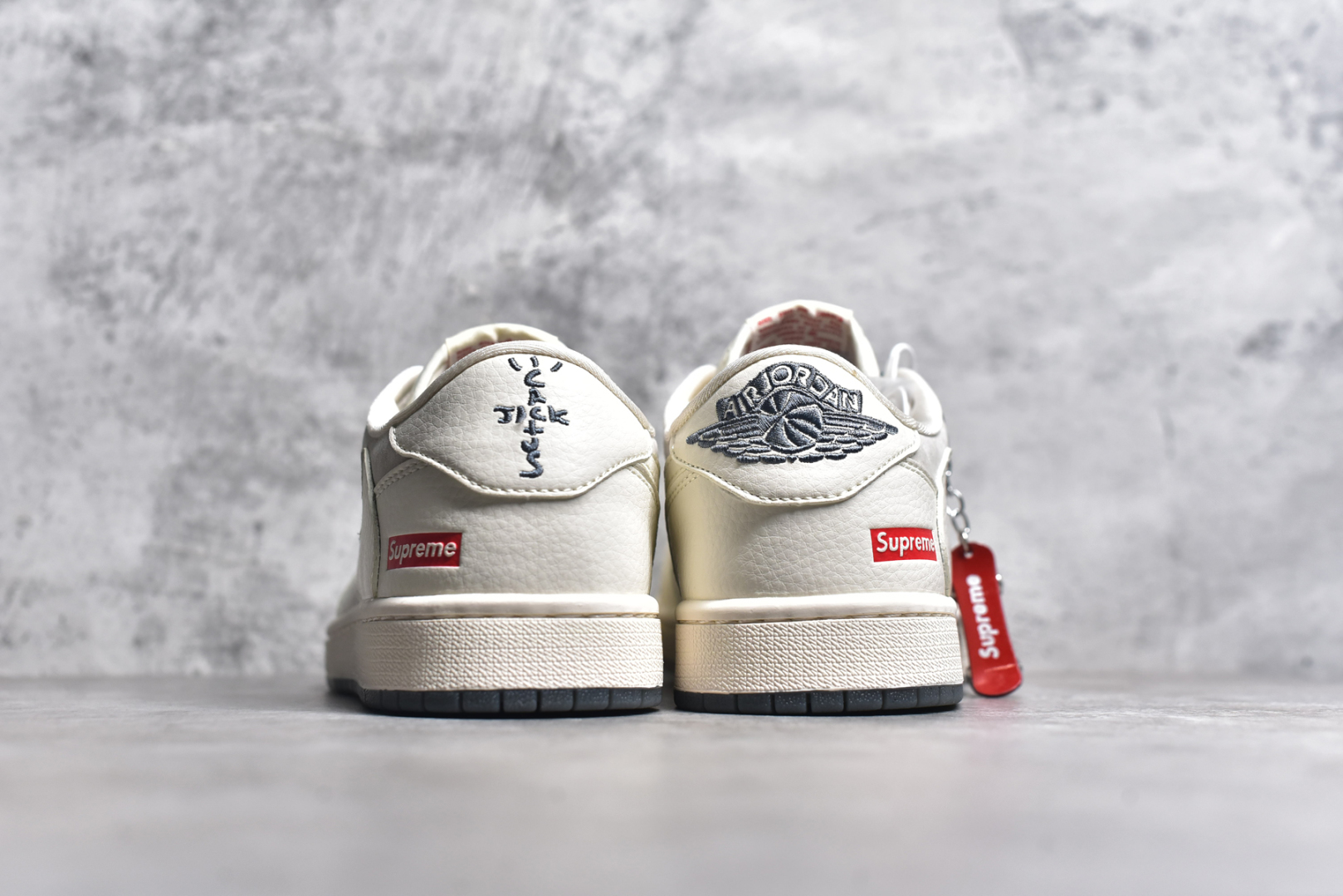 图片[5]-#Travis Scott x Fragment Design x Air Jordan 1 Low OG SP AJ1 Sup联名-米白灰双拼 低帮文化休闲板鞋 BB7518-001 #多方联名合作融合了Travis Scott 独特的音乐风格，藤原浩个性的设计风格以及Jordan品牌的经典元素 使其成为一双具有独特身份和价值的鞋子 清新而立体的外观加上联名标识更突出了其独特身份 这种配色方案显示出活力和时尚感 在视觉上引人注目 鞋身的质感和细腻的细节处理使其显得高端而格调十足 这款“倒钩”联名是设计与创意完美结合 融合多方的个性风格是一款备受瞩目的潮流鞋款 尺码：36 36.5 37.5 38 38.5 39 40 40.5 41 42 42.5 43 44 44.5 45\”},\”album\”：{\”autoIncreasePriceConfig\”：{\”isHaveConfig\”：false},\”avatarFrame\”：\”-选品中心