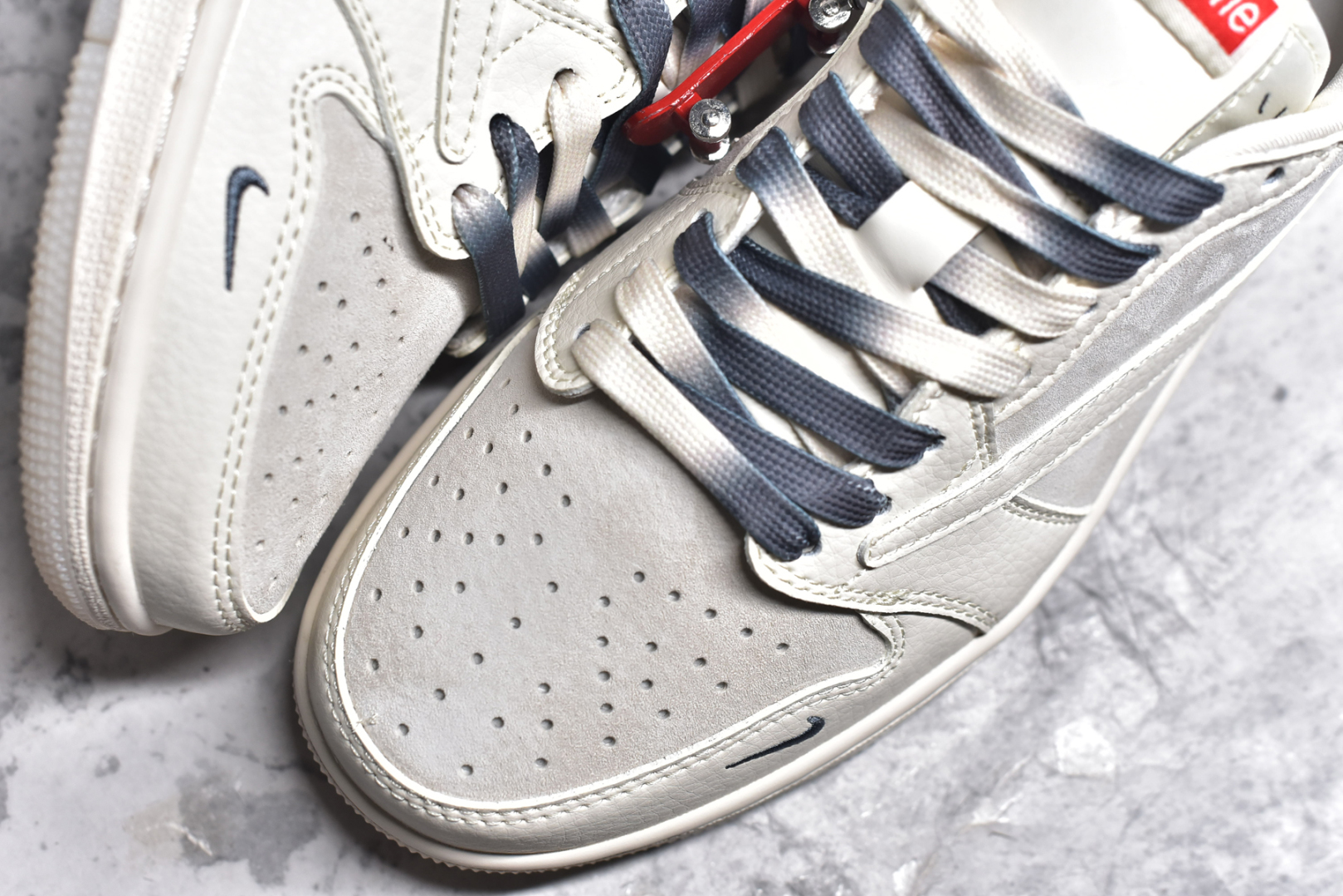 图片[8]-#Travis Scott x Fragment Design x Air Jordan 1 Low OG SP AJ1 Sup联名-米白灰双拼 低帮文化休闲板鞋 BB7518-001 #多方联名合作融合了Travis Scott 独特的音乐风格，藤原浩个性的设计风格以及Jordan品牌的经典元素 使其成为一双具有独特身份和价值的鞋子 清新而立体的外观加上联名标识更突出了其独特身份 这种配色方案显示出活力和时尚感 在视觉上引人注目 鞋身的质感和细腻的细节处理使其显得高端而格调十足 这款“倒钩”联名是设计与创意完美结合 融合多方的个性风格是一款备受瞩目的潮流鞋款 尺码：36 36.5 37.5 38 38.5 39 40 40.5 41 42 42.5 43 44 44.5 45\”},\”album\”：{\”autoIncreasePriceConfig\”：{\”isHaveConfig\”：false},\”avatarFrame\”：\”-选品中心