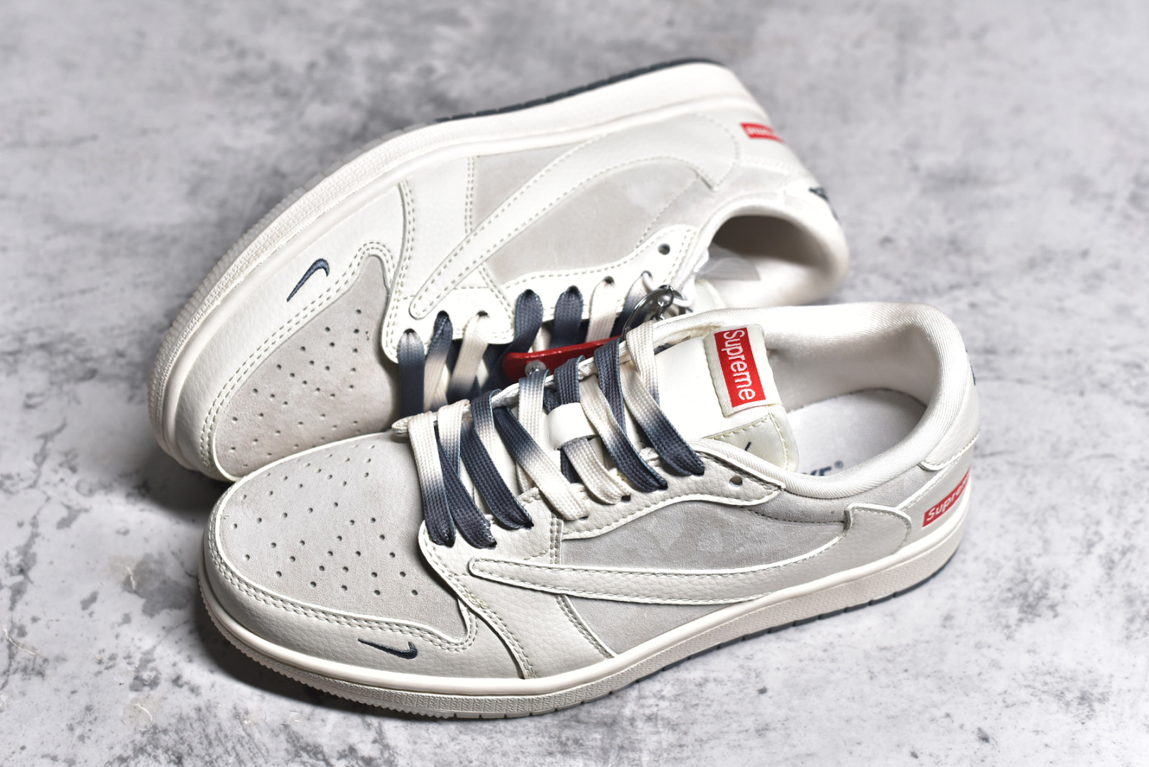 图片[7]-#Travis Scott x Fragment Design x Air Jordan 1 Low OG SP AJ1 Sup联名-米白灰双拼 低帮文化休闲板鞋 BB7518-001 #多方联名合作融合了Travis Scott 独特的音乐风格，藤原浩个性的设计风格以及Jordan品牌的经典元素 使其成为一双具有独特身份和价值的鞋子 清新而立体的外观加上联名标识更突出了其独特身份 这种配色方案显示出活力和时尚感 在视觉上引人注目 鞋身的质感和细腻的细节处理使其显得高端而格调十足 这款“倒钩”联名是设计与创意完美结合 融合多方的个性风格是一款备受瞩目的潮流鞋款 尺码：36 36.5 37.5 38 38.5 39 40 40.5 41 42 42.5 43 44 44.5 45\”},\”album\”：{\”autoIncreasePriceConfig\”：{\”isHaveConfig\”：false},\”avatarFrame\”：\”-选品中心