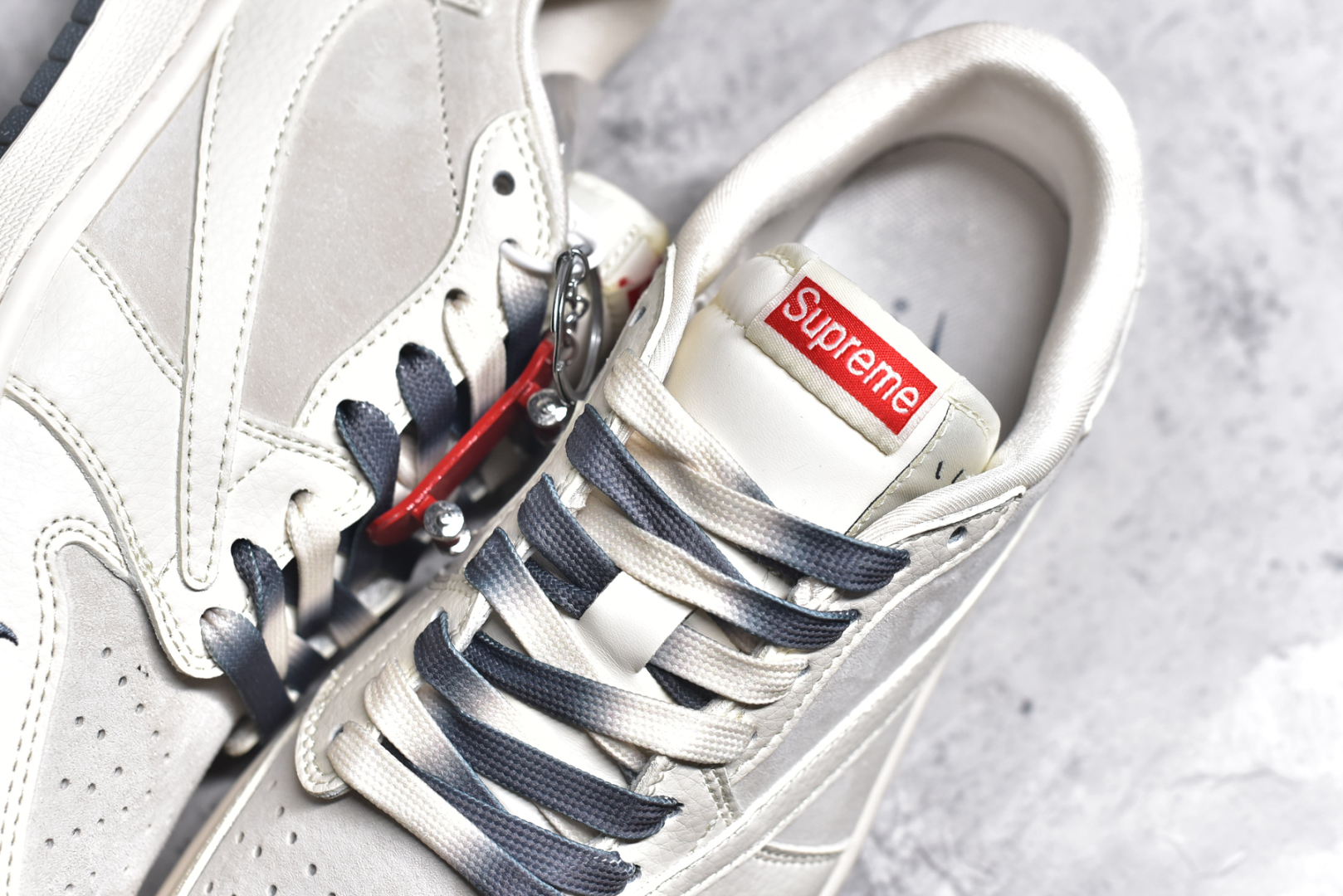 图片[9]-#Travis Scott x Fragment Design x Air Jordan 1 Low OG SP AJ1 Sup联名-米白灰双拼 低帮文化休闲板鞋 BB7518-001 #多方联名合作融合了Travis Scott 独特的音乐风格，藤原浩个性的设计风格以及Jordan品牌的经典元素 使其成为一双具有独特身份和价值的鞋子 清新而立体的外观加上联名标识更突出了其独特身份 这种配色方案显示出活力和时尚感 在视觉上引人注目 鞋身的质感和细腻的细节处理使其显得高端而格调十足 这款“倒钩”联名是设计与创意完美结合 融合多方的个性风格是一款备受瞩目的潮流鞋款 尺码：36 36.5 37.5 38 38.5 39 40 40.5 41 42 42.5 43 44 44.5 45\”},\”album\”：{\”autoIncreasePriceConfig\”：{\”isHaveConfig\”：false},\”avatarFrame\”：\”-选品中心
