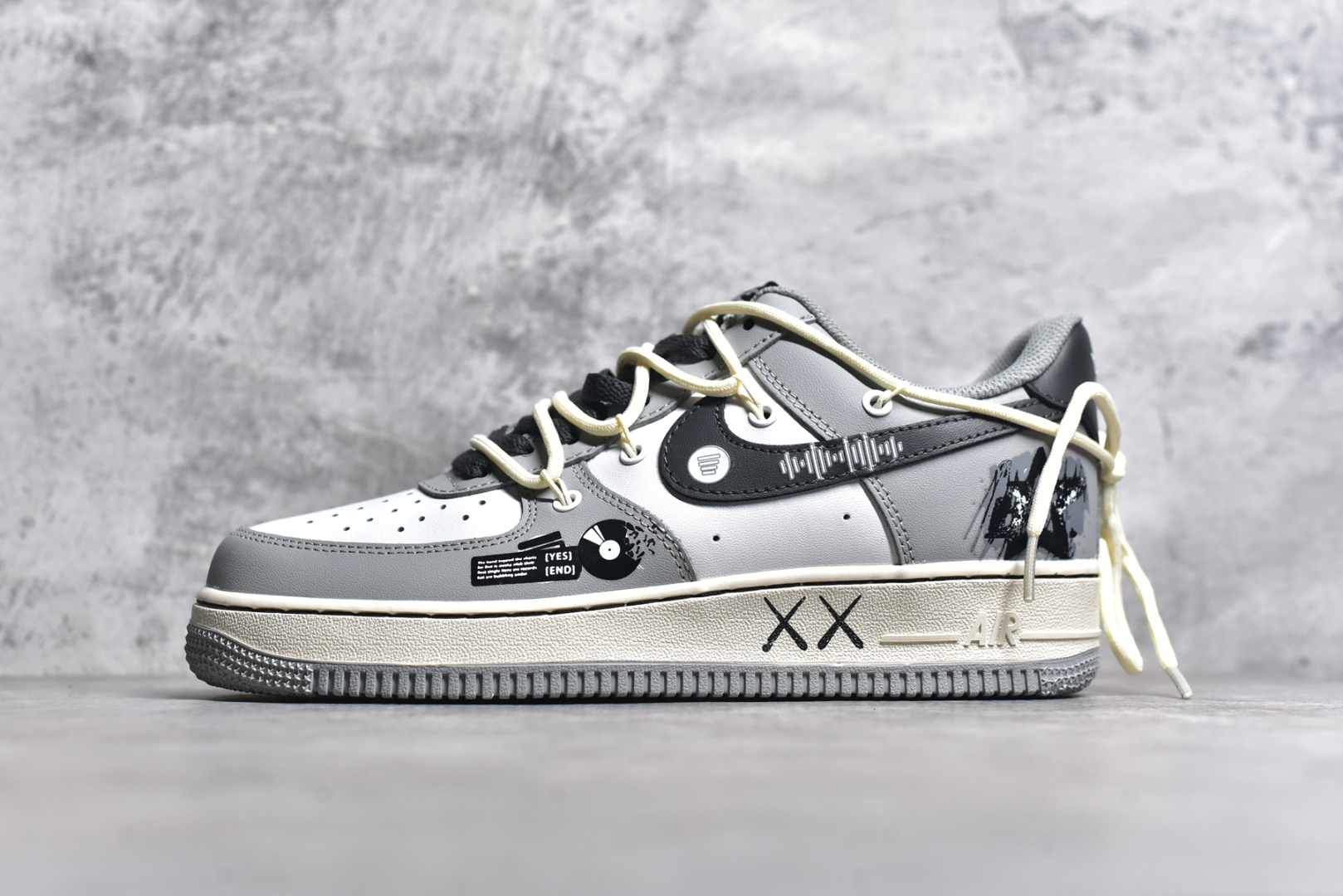 #NK Air Force 1 Low \”Vinyl\” 黑胶唱片 空军一号低帮休闲运动绑带板鞋 KS6896-666 #在数字音乐蓬勃发展的今天，黑胶唱片却宛如一位穿越时光的优雅老者，带着独有的韵味，坚守在音乐爱好者的心中。那精致的圆盘，仿佛承载着无尽的故事。从外观上看，它的封套设计常常是艺术与创意的完美结合 尺码：36 36.5 37.5 38 38.5 39 40 40.5 41 42 42.5 43 44 44.5 45-选品中心