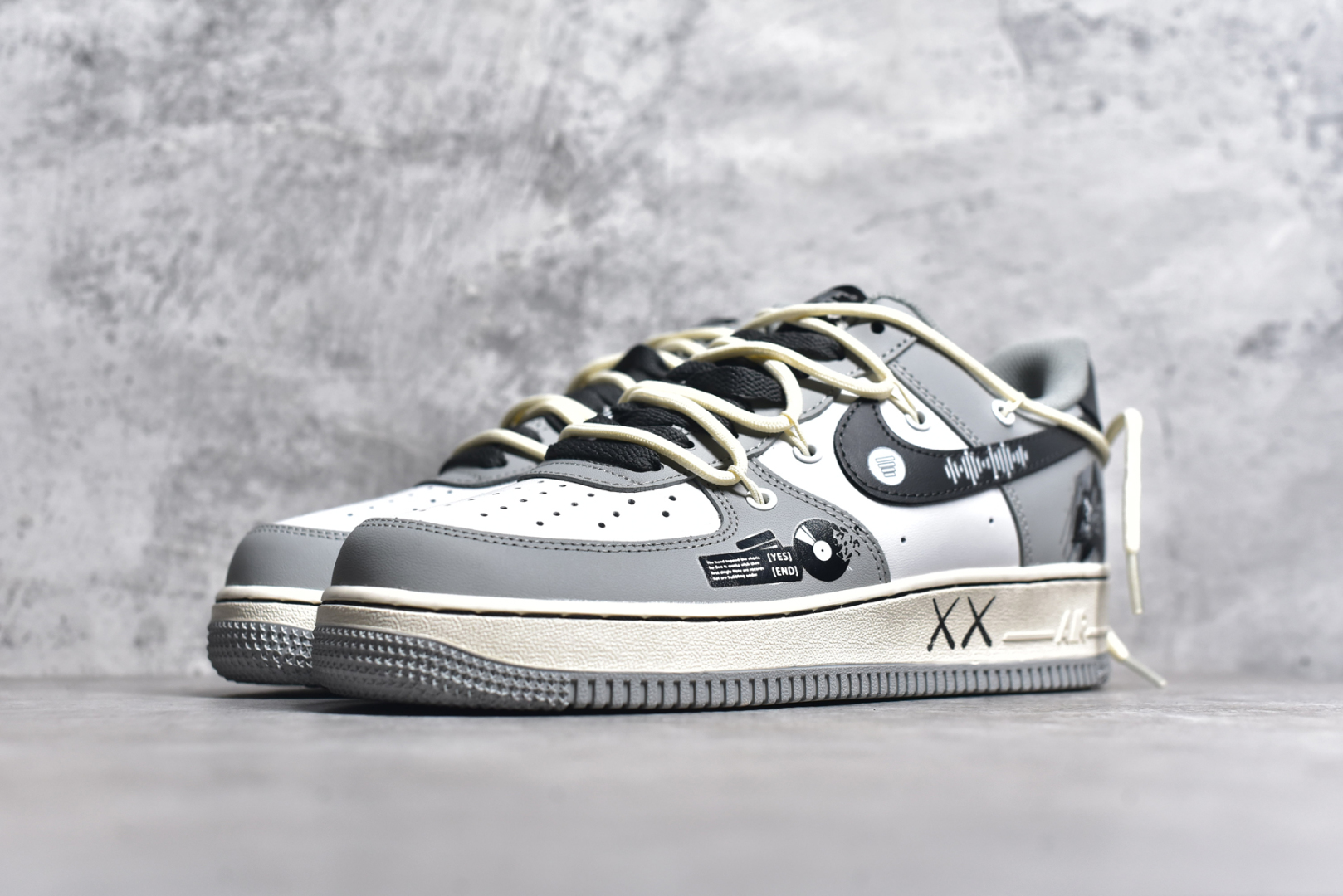 图片[2]-#NK Air Force 1 Low \”Vinyl\” 黑胶唱片 空军一号低帮休闲运动绑带板鞋 KS6896-666 #在数字音乐蓬勃发展的今天，黑胶唱片却宛如一位穿越时光的优雅老者，带着独有的韵味，坚守在音乐爱好者的心中。那精致的圆盘，仿佛承载着无尽的故事。从外观上看，它的封套设计常常是艺术与创意的完美结合 尺码：36 36.5 37.5 38 38.5 39 40 40.5 41 42 42.5 43 44 44.5 45-选品中心