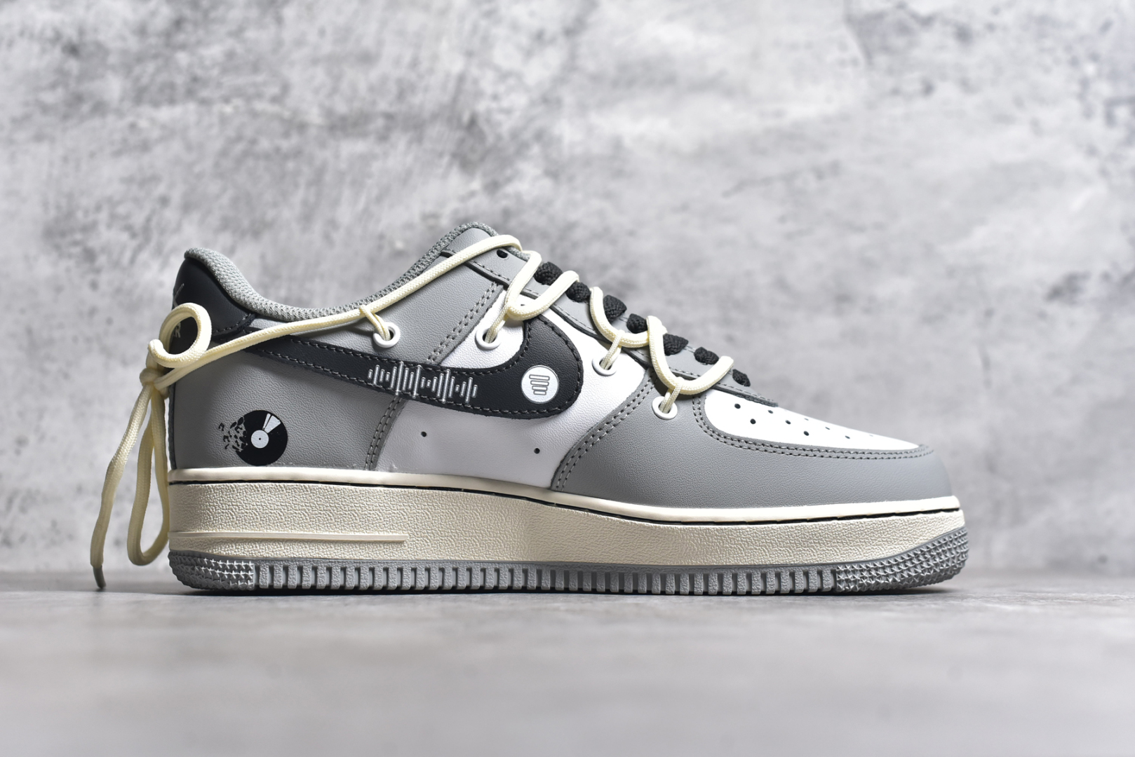 图片[3]-#NK Air Force 1 Low \”Vinyl\” 黑胶唱片 空军一号低帮休闲运动绑带板鞋 KS6896-666 #在数字音乐蓬勃发展的今天，黑胶唱片却宛如一位穿越时光的优雅老者，带着独有的韵味，坚守在音乐爱好者的心中。那精致的圆盘，仿佛承载着无尽的故事。从外观上看，它的封套设计常常是艺术与创意的完美结合 尺码：36 36.5 37.5 38 38.5 39 40 40.5 41 42 42.5 43 44 44.5 45-选品中心