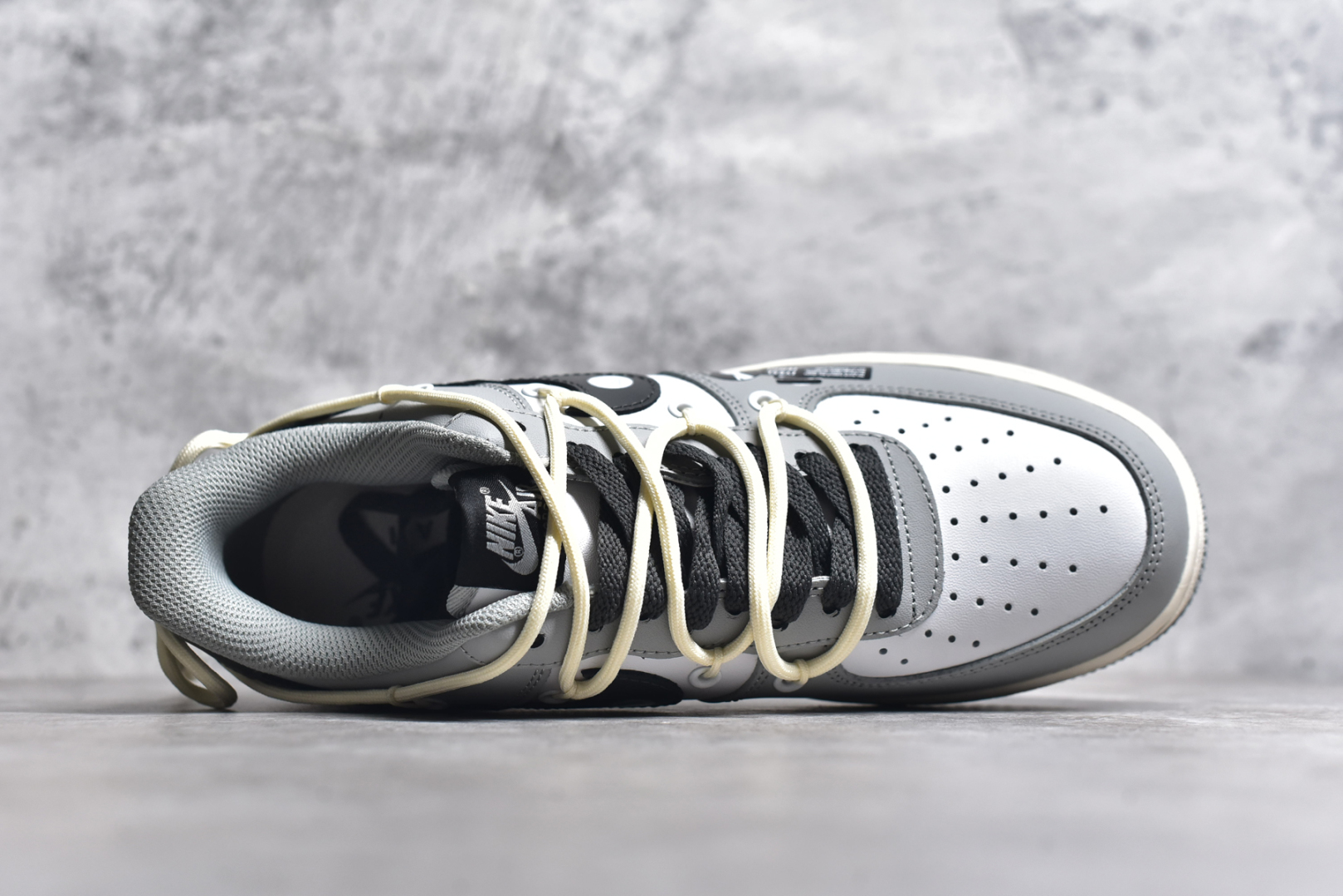 图片[4]-#NK Air Force 1 Low \”Vinyl\” 黑胶唱片 空军一号低帮休闲运动绑带板鞋 KS6896-666 #在数字音乐蓬勃发展的今天，黑胶唱片却宛如一位穿越时光的优雅老者，带着独有的韵味，坚守在音乐爱好者的心中。那精致的圆盘，仿佛承载着无尽的故事。从外观上看，它的封套设计常常是艺术与创意的完美结合 尺码：36 36.5 37.5 38 38.5 39 40 40.5 41 42 42.5 43 44 44.5 45-选品中心