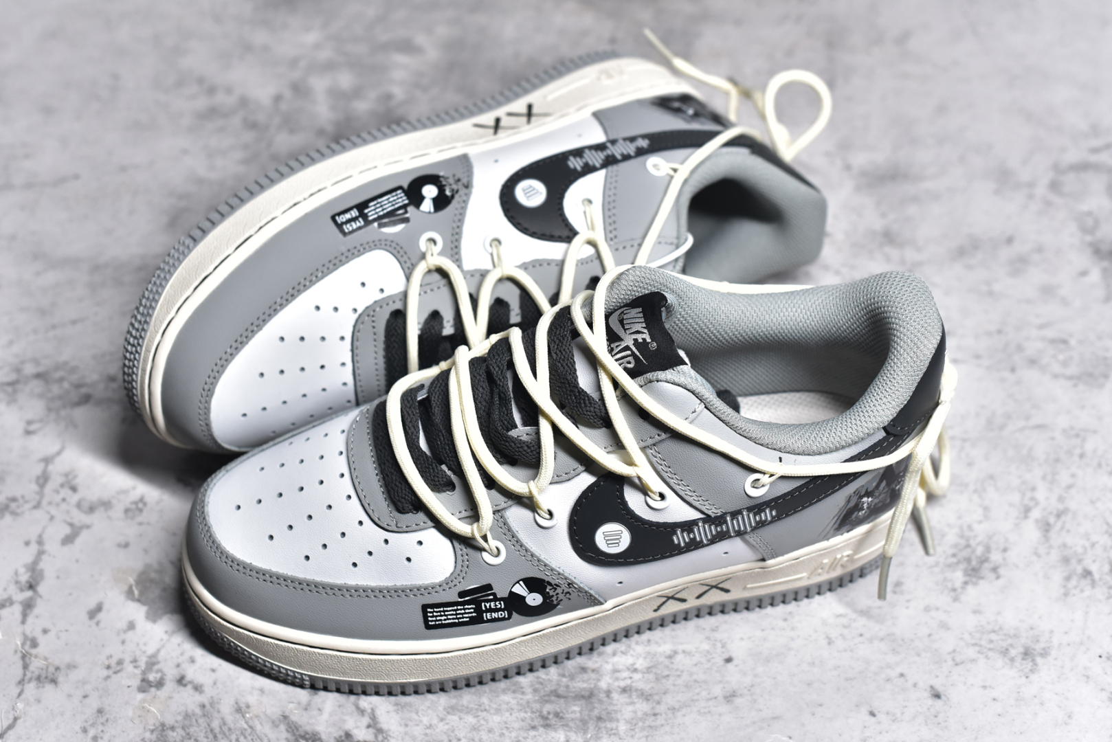 图片[7]-#NK Air Force 1 Low \”Vinyl\” 黑胶唱片 空军一号低帮休闲运动绑带板鞋 KS6896-666 #在数字音乐蓬勃发展的今天，黑胶唱片却宛如一位穿越时光的优雅老者，带着独有的韵味，坚守在音乐爱好者的心中。那精致的圆盘，仿佛承载着无尽的故事。从外观上看，它的封套设计常常是艺术与创意的完美结合 尺码：36 36.5 37.5 38 38.5 39 40 40.5 41 42 42.5 43 44 44.5 45-选品中心