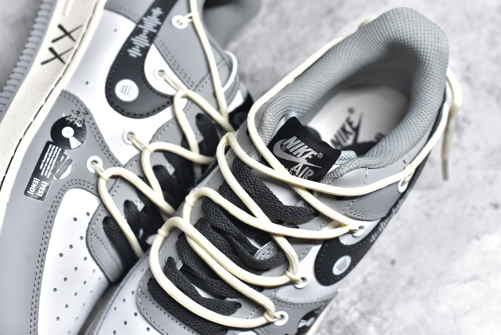 图片[9]-#NK Air Force 1 Low \”Vinyl\” 黑胶唱片 空军一号低帮休闲运动绑带板鞋 KS6896-666 #在数字音乐蓬勃发展的今天，黑胶唱片却宛如一位穿越时光的优雅老者，带着独有的韵味，坚守在音乐爱好者的心中。那精致的圆盘，仿佛承载着无尽的故事。从外观上看，它的封套设计常常是艺术与创意的完美结合 尺码：36 36.5 37.5 38 38.5 39 40 40.5 41 42 42.5 43 44 44.5 45-选品中心