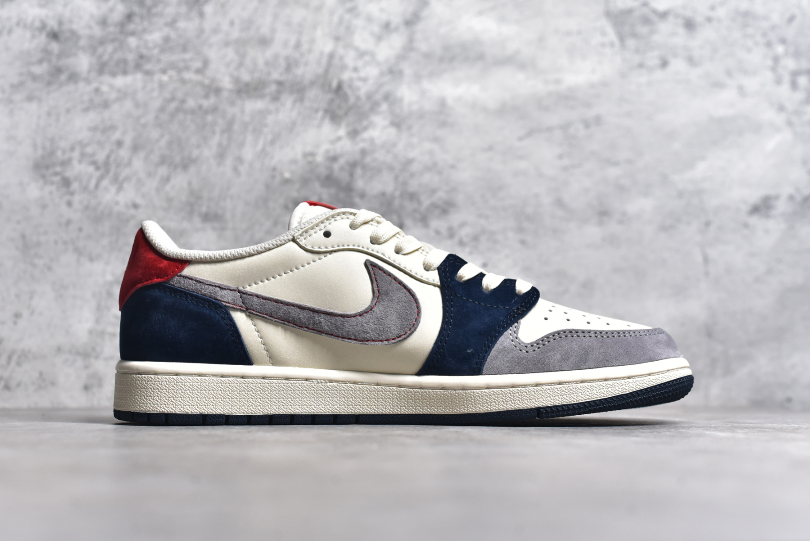 图片[3]-#Travis Scott x Fragment Design x Air Jordan 1 Low OG SP AJ1 古驰联名-多色拼接 低帮文化休闲板鞋 DM7866-039 #多方联名合作融合了Travis Scott 独特的音乐风格，藤原浩个性的设计风格以及Jordan品牌的经典元素 使其成为一双具有独特身份和价值的鞋子 清新而立体的外观加上联名标识更突出了其独特身份 这种配色方案显示出活力和时尚感 在视觉上引人注目 鞋身的质感和细腻的细节处理使其显得高端而格调十足 这款“倒钩”联名是设计与创意完美结合 融合多方的个性风格是一款备受瞩目的潮流鞋款 尺码：36 36.5 37.5 38 38.5 39 40 40.5 41 42 42.5 43 44 44.5 45-选品中心