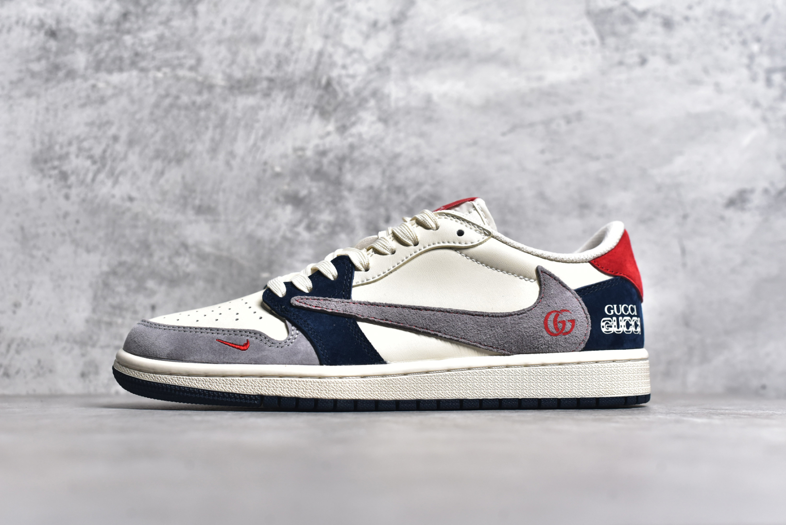 #Travis Scott x Fragment Design x Air Jordan 1 Low OG SP AJ1 古驰联名-多色拼接 低帮文化休闲板鞋 DM7866-039 #多方联名合作融合了Travis Scott 独特的音乐风格，藤原浩个性的设计风格以及Jordan品牌的经典元素 使其成为一双具有独特身份和价值的鞋子 清新而立体的外观加上联名标识更突出了其独特身份 这种配色方案显示出活力和时尚感 在视觉上引人注目 鞋身的质感和细腻的细节处理使其显得高端而格调十足 这款“倒钩”联名是设计与创意完美结合 融合多方的个性风格是一款备受瞩目的潮流鞋款 尺码：36 36.5 37.5 38 38.5 39 40 40.5 41 42 42.5 43 44 44.5 45-选品中心