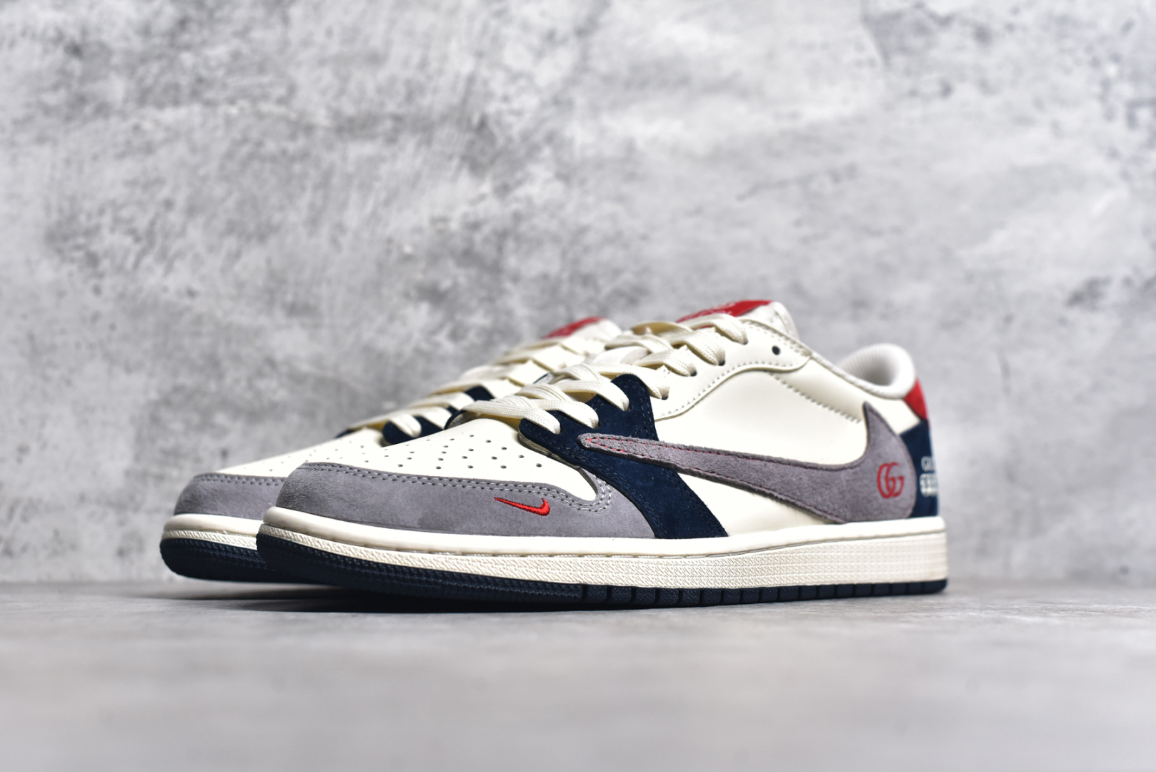 图片[2]-#Travis Scott x Fragment Design x Air Jordan 1 Low OG SP AJ1 古驰联名-多色拼接 低帮文化休闲板鞋 DM7866-039 #多方联名合作融合了Travis Scott 独特的音乐风格，藤原浩个性的设计风格以及Jordan品牌的经典元素 使其成为一双具有独特身份和价值的鞋子 清新而立体的外观加上联名标识更突出了其独特身份 这种配色方案显示出活力和时尚感 在视觉上引人注目 鞋身的质感和细腻的细节处理使其显得高端而格调十足 这款“倒钩”联名是设计与创意完美结合 融合多方的个性风格是一款备受瞩目的潮流鞋款 尺码：36 36.5 37.5 38 38.5 39 40 40.5 41 42 42.5 43 44 44.5 45-选品中心