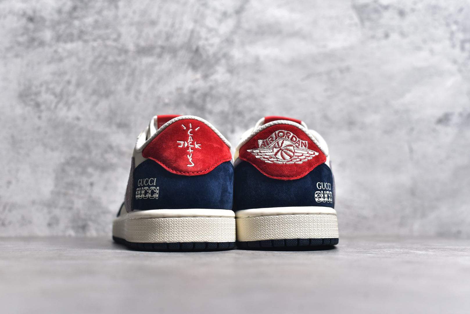 图片[5]-#Travis Scott x Fragment Design x Air Jordan 1 Low OG SP AJ1 古驰联名-多色拼接 低帮文化休闲板鞋 DM7866-039 #多方联名合作融合了Travis Scott 独特的音乐风格，藤原浩个性的设计风格以及Jordan品牌的经典元素 使其成为一双具有独特身份和价值的鞋子 清新而立体的外观加上联名标识更突出了其独特身份 这种配色方案显示出活力和时尚感 在视觉上引人注目 鞋身的质感和细腻的细节处理使其显得高端而格调十足 这款“倒钩”联名是设计与创意完美结合 融合多方的个性风格是一款备受瞩目的潮流鞋款 尺码：36 36.5 37.5 38 38.5 39 40 40.5 41 42 42.5 43 44 44.5 45-选品中心