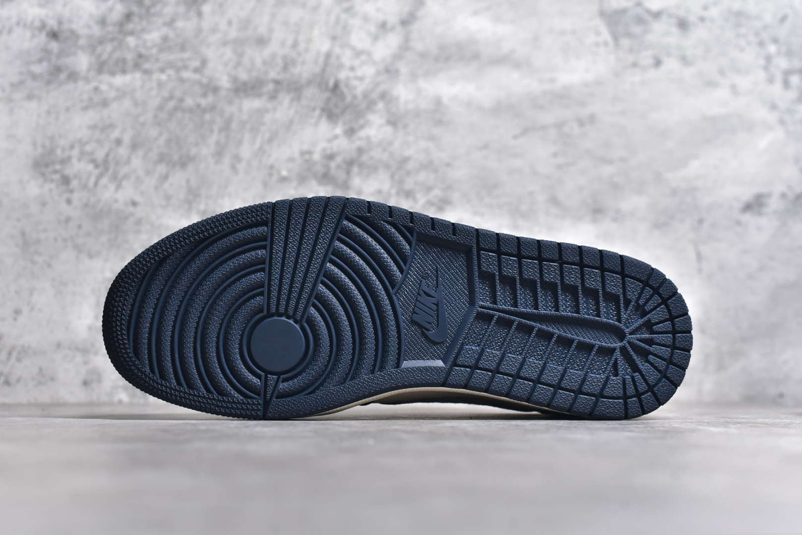 图片[6]-#Travis Scott x Fragment Design x Air Jordan 1 Low OG SP AJ1 古驰联名-多色拼接 低帮文化休闲板鞋 DM7866-039 #多方联名合作融合了Travis Scott 独特的音乐风格，藤原浩个性的设计风格以及Jordan品牌的经典元素 使其成为一双具有独特身份和价值的鞋子 清新而立体的外观加上联名标识更突出了其独特身份 这种配色方案显示出活力和时尚感 在视觉上引人注目 鞋身的质感和细腻的细节处理使其显得高端而格调十足 这款“倒钩”联名是设计与创意完美结合 融合多方的个性风格是一款备受瞩目的潮流鞋款 尺码：36 36.5 37.5 38 38.5 39 40 40.5 41 42 42.5 43 44 44.5 45-选品中心