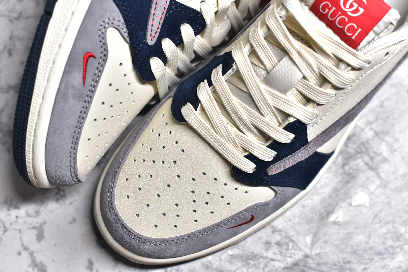 图片[8]-#Travis Scott x Fragment Design x Air Jordan 1 Low OG SP AJ1 古驰联名-多色拼接 低帮文化休闲板鞋 DM7866-039 #多方联名合作融合了Travis Scott 独特的音乐风格，藤原浩个性的设计风格以及Jordan品牌的经典元素 使其成为一双具有独特身份和价值的鞋子 清新而立体的外观加上联名标识更突出了其独特身份 这种配色方案显示出活力和时尚感 在视觉上引人注目 鞋身的质感和细腻的细节处理使其显得高端而格调十足 这款“倒钩”联名是设计与创意完美结合 融合多方的个性风格是一款备受瞩目的潮流鞋款 尺码：36 36.5 37.5 38 38.5 39 40 40.5 41 42 42.5 43 44 44.5 45-选品中心