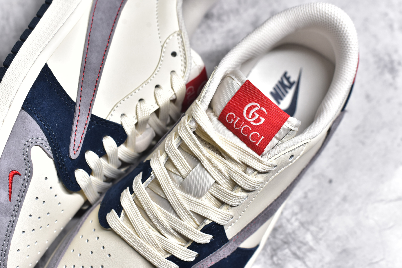 图片[9]-#Travis Scott x Fragment Design x Air Jordan 1 Low OG SP AJ1 古驰联名-多色拼接 低帮文化休闲板鞋 DM7866-039 #多方联名合作融合了Travis Scott 独特的音乐风格，藤原浩个性的设计风格以及Jordan品牌的经典元素 使其成为一双具有独特身份和价值的鞋子 清新而立体的外观加上联名标识更突出了其独特身份 这种配色方案显示出活力和时尚感 在视觉上引人注目 鞋身的质感和细腻的细节处理使其显得高端而格调十足 这款“倒钩”联名是设计与创意完美结合 融合多方的个性风格是一款备受瞩目的潮流鞋款 尺码：36 36.5 37.5 38 38.5 39 40 40.5 41 42 42.5 43 44 44.5 45-选品中心