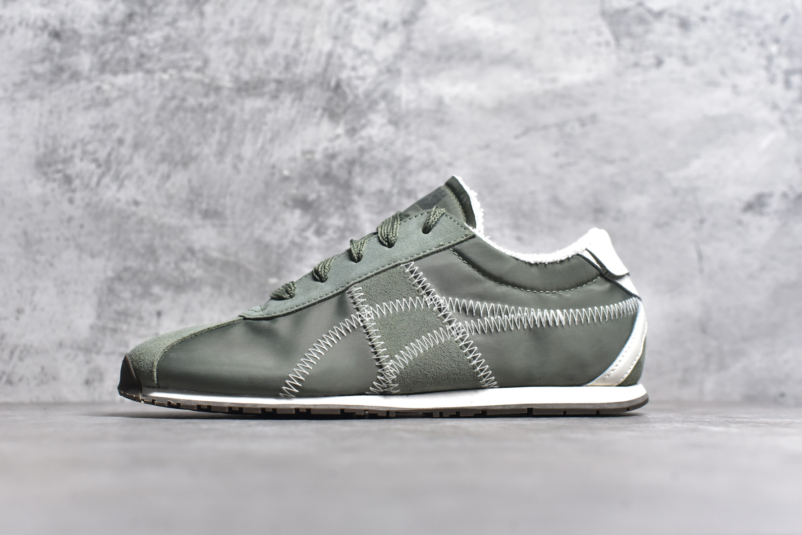 #Onitsuka Tiger CORSAIR™ A55鞋款 作为鬼冢虎品牌创立75周年限定之作 灵感源自1970 年代 慢跑热潮先驱的经典鞋履TIGER CORSAIRT™ 以现代视角崭新呈现 简约廓形与细密缝线条纹相得益彰 饰以鬼塚虎标志性的后跟提耳和十字补强 崭新演绎经典之美 轻盈鞋身搭配出色缓震的纤薄鞋底 精妙平衡舒适与时尚 尺码：36 37 37.5 38 39 39.5 40 40.5 41.5 42 42.5 43 44 44.5 45-选品中心