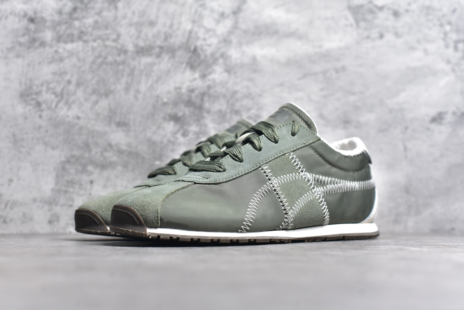 图片[2]-#Onitsuka Tiger CORSAIR™ A55鞋款 作为鬼冢虎品牌创立75周年限定之作 灵感源自1970 年代 慢跑热潮先驱的经典鞋履TIGER CORSAIRT™ 以现代视角崭新呈现 简约廓形与细密缝线条纹相得益彰 饰以鬼塚虎标志性的后跟提耳和十字补强 崭新演绎经典之美 轻盈鞋身搭配出色缓震的纤薄鞋底 精妙平衡舒适与时尚 尺码：36 37 37.5 38 39 39.5 40 40.5 41.5 42 42.5 43 44 44.5 45-选品中心