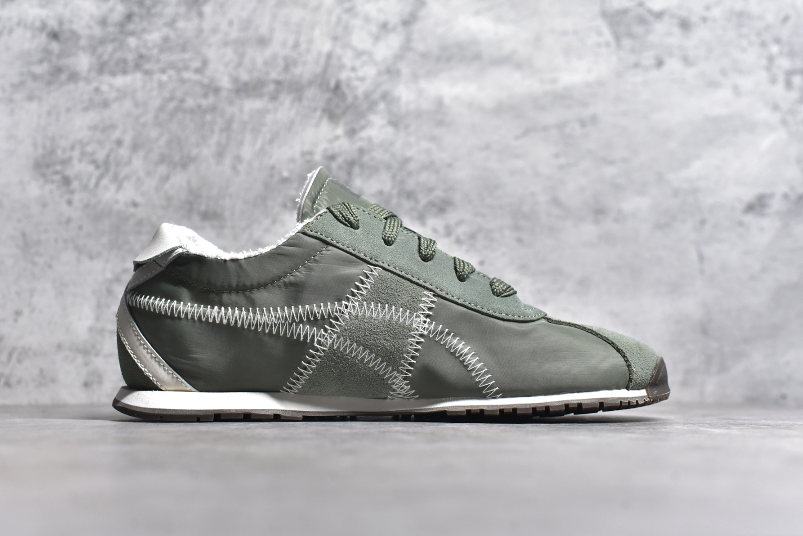 图片[3]-#Onitsuka Tiger CORSAIR™ A55鞋款 作为鬼冢虎品牌创立75周年限定之作 灵感源自1970 年代 慢跑热潮先驱的经典鞋履TIGER CORSAIRT™ 以现代视角崭新呈现 简约廓形与细密缝线条纹相得益彰 饰以鬼塚虎标志性的后跟提耳和十字补强 崭新演绎经典之美 轻盈鞋身搭配出色缓震的纤薄鞋底 精妙平衡舒适与时尚 尺码：36 37 37.5 38 39 39.5 40 40.5 41.5 42 42.5 43 44 44.5 45-选品中心