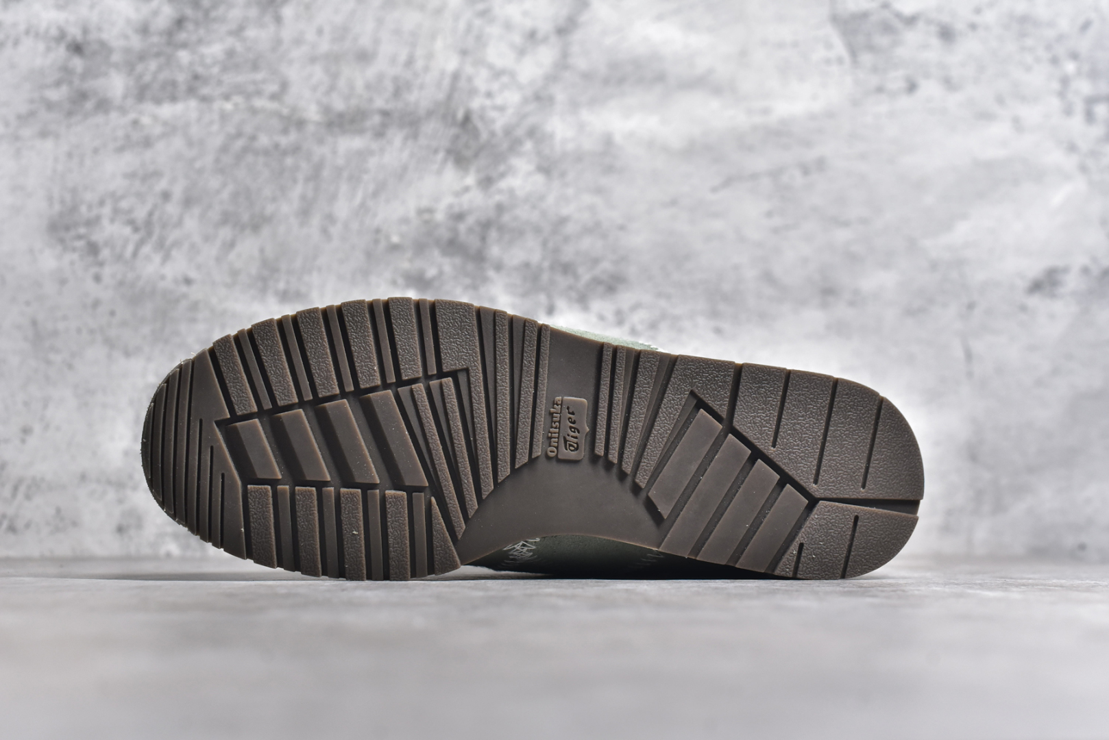 图片[6]-#Onitsuka Tiger CORSAIR™ A55鞋款 作为鬼冢虎品牌创立75周年限定之作 灵感源自1970 年代 慢跑热潮先驱的经典鞋履TIGER CORSAIRT™ 以现代视角崭新呈现 简约廓形与细密缝线条纹相得益彰 饰以鬼塚虎标志性的后跟提耳和十字补强 崭新演绎经典之美 轻盈鞋身搭配出色缓震的纤薄鞋底 精妙平衡舒适与时尚 尺码：36 37 37.5 38 39 39.5 40 40.5 41.5 42 42.5 43 44 44.5 45-选品中心