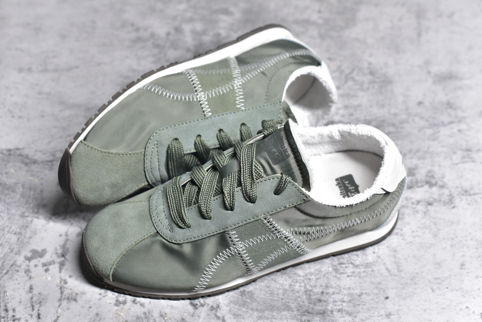 图片[7]-#Onitsuka Tiger CORSAIR™ A55鞋款 作为鬼冢虎品牌创立75周年限定之作 灵感源自1970 年代 慢跑热潮先驱的经典鞋履TIGER CORSAIRT™ 以现代视角崭新呈现 简约廓形与细密缝线条纹相得益彰 饰以鬼塚虎标志性的后跟提耳和十字补强 崭新演绎经典之美 轻盈鞋身搭配出色缓震的纤薄鞋底 精妙平衡舒适与时尚 尺码：36 37 37.5 38 39 39.5 40 40.5 41.5 42 42.5 43 44 44.5 45-选品中心