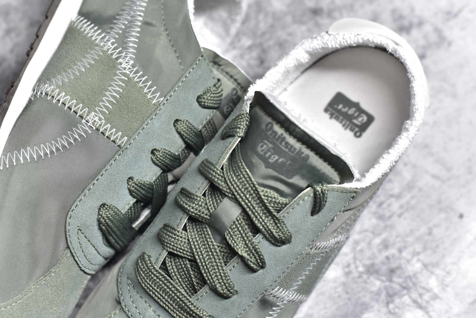 图片[9]-#Onitsuka Tiger CORSAIR™ A55鞋款 作为鬼冢虎品牌创立75周年限定之作 灵感源自1970 年代 慢跑热潮先驱的经典鞋履TIGER CORSAIRT™ 以现代视角崭新呈现 简约廓形与细密缝线条纹相得益彰 饰以鬼塚虎标志性的后跟提耳和十字补强 崭新演绎经典之美 轻盈鞋身搭配出色缓震的纤薄鞋底 精妙平衡舒适与时尚 尺码：36 37 37.5 38 39 39.5 40 40.5 41.5 42 42.5 43 44 44.5 45-选品中心