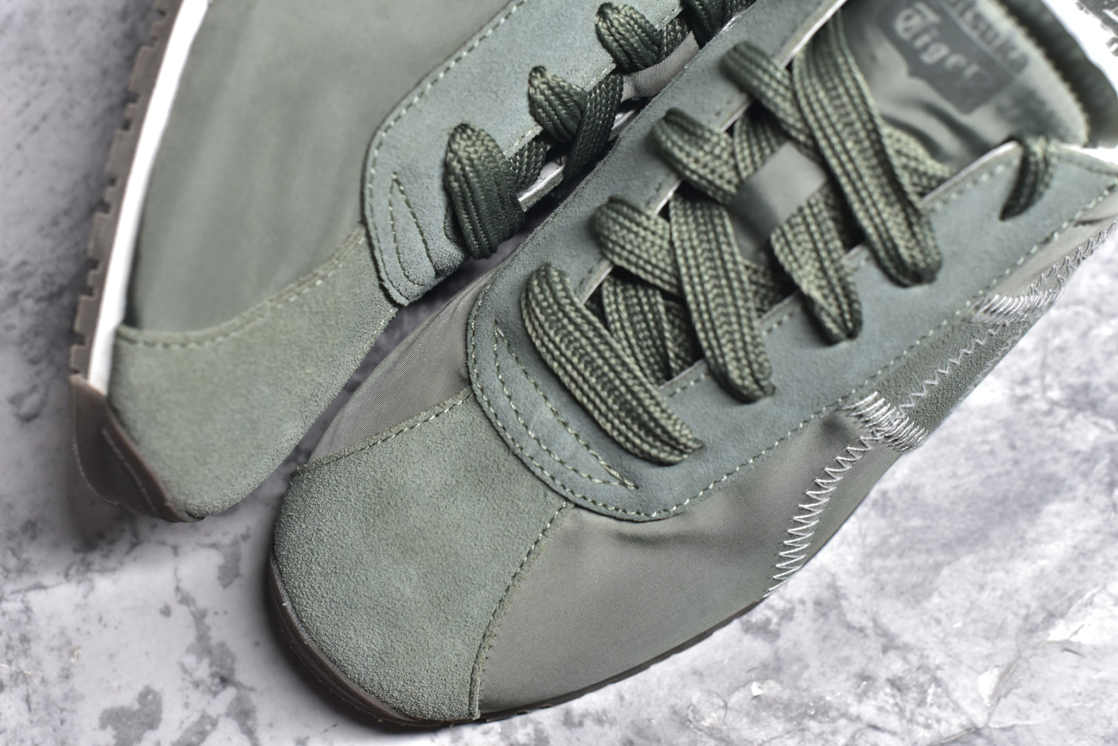图片[8]-#Onitsuka Tiger CORSAIR™ A55鞋款 作为鬼冢虎品牌创立75周年限定之作 灵感源自1970 年代 慢跑热潮先驱的经典鞋履TIGER CORSAIRT™ 以现代视角崭新呈现 简约廓形与细密缝线条纹相得益彰 饰以鬼塚虎标志性的后跟提耳和十字补强 崭新演绎经典之美 轻盈鞋身搭配出色缓震的纤薄鞋底 精妙平衡舒适与时尚 尺码：36 37 37.5 38 39 39.5 40 40.5 41.5 42 42.5 43 44 44.5 45-选品中心