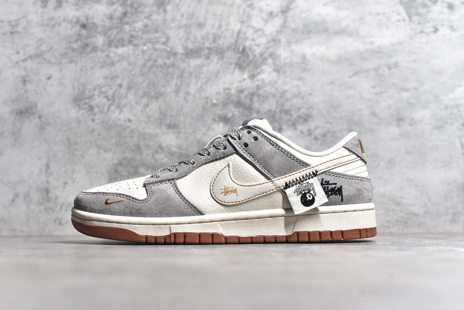 #NK SB Dunk Low 斯图西联名-贴布黑八白勾 周年高端定制 低帮休闲板鞋 DM6868-003 #定制鞋盒 大厂纯原品质出货 超高清洁度 皮料切割干净无任何毛边 细节完美 尺码：36 36.5 37.5 38 38.5 39 40 40.5 41 42 42.5 43 44 44.5 45-选品中心