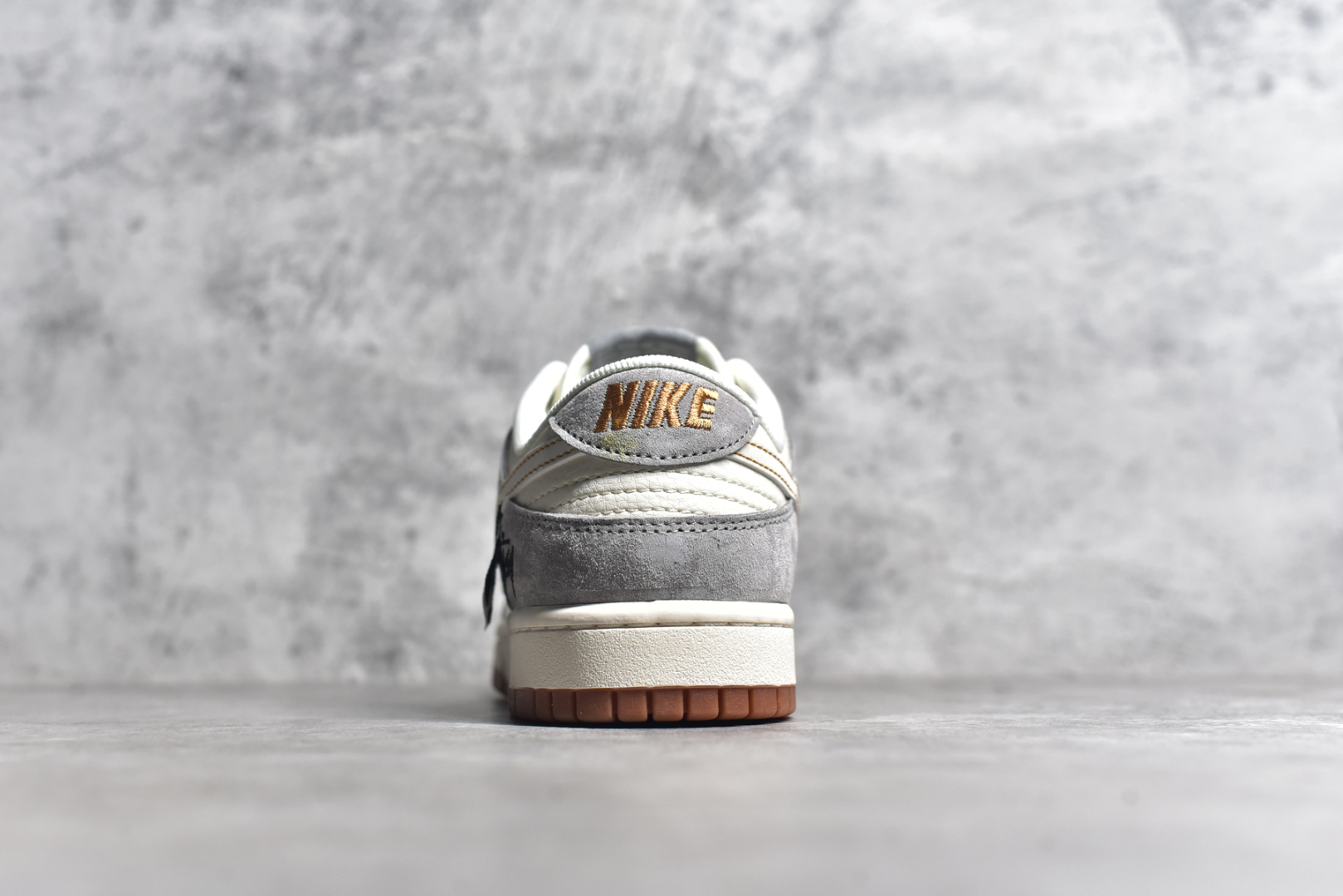 图片[5]-#NK SB Dunk Low 斯图西联名-贴布黑八白勾 周年高端定制 低帮休闲板鞋 DM6868-003 #定制鞋盒 大厂纯原品质出货 超高清洁度 皮料切割干净无任何毛边 细节完美 尺码：36 36.5 37.5 38 38.5 39 40 40.5 41 42 42.5 43 44 44.5 45-选品中心