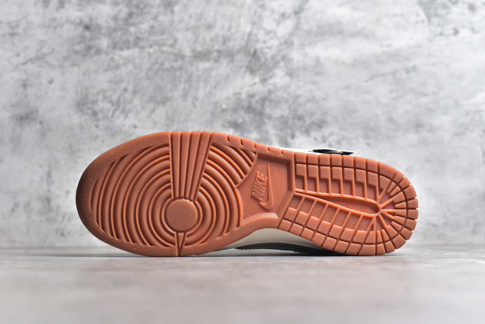 图片[6]-#NK SB Dunk Low 斯图西联名-贴布黑八白勾 周年高端定制 低帮休闲板鞋 DM6868-003 #定制鞋盒 大厂纯原品质出货 超高清洁度 皮料切割干净无任何毛边 细节完美 尺码：36 36.5 37.5 38 38.5 39 40 40.5 41 42 42.5 43 44 44.5 45-选品中心