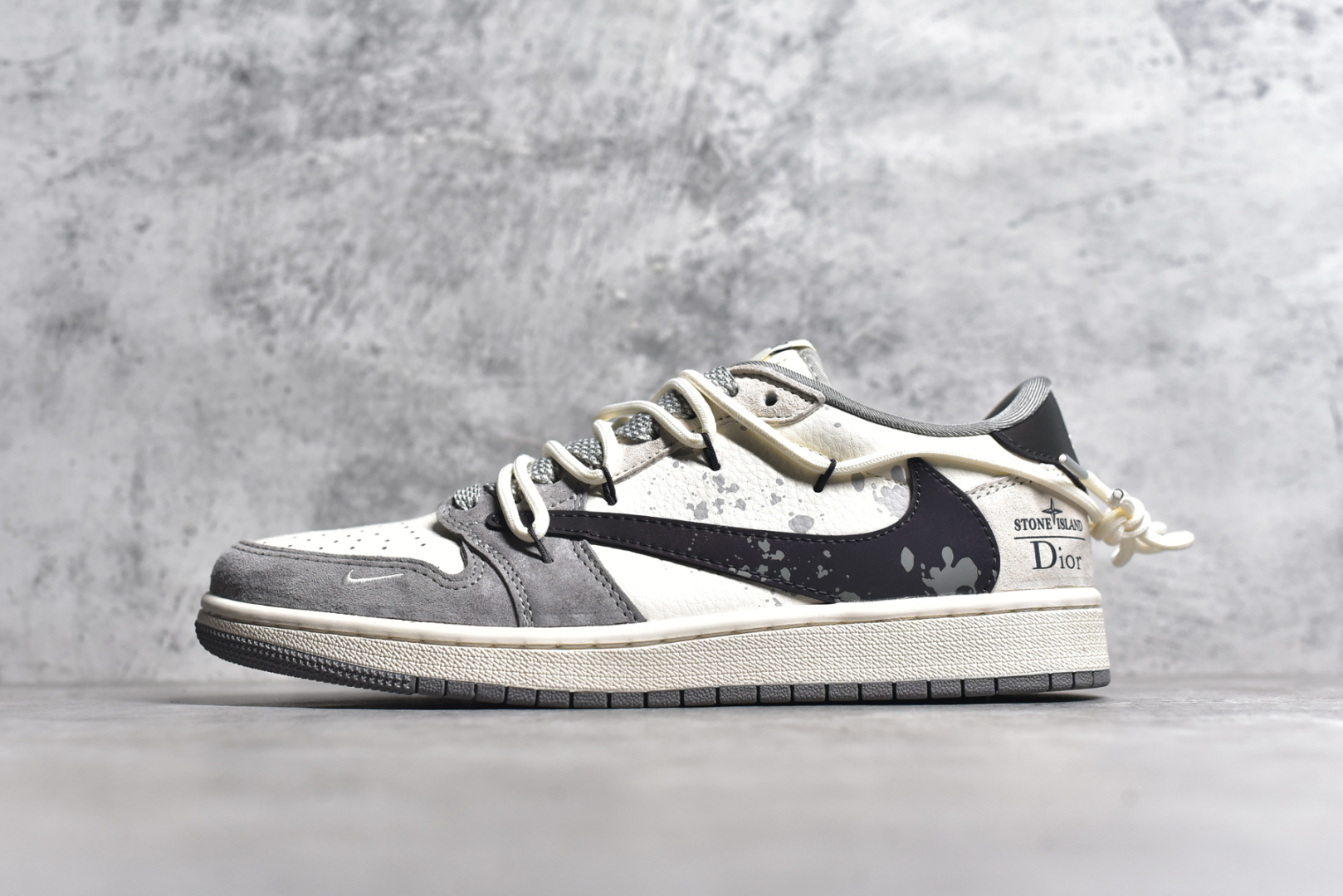 #Travis Scott x Fragment Design x Air Jordan 1 Low OG SP AJ1 迪奥联名-泼墨抽绳 低帮文化休闲板鞋 DM9288-002 #多方联名合作融合了Travis Scott 独特的音乐风格，藤原浩个性的设计风格以及Jordan品牌的经典元素 使其成为一双具有独特身份和价值的鞋子 清新而立体的外观加上联名标识更突出了其独特身份 这种配色方案显示出活力和时尚感 在视觉上引人注目 鞋身的质感和细腻的细节处理使其显得高端而格调十足 这款“倒钩”联名是设计与创意完美结合 融合多方的个性风格是一款备受瞩目的潮流鞋款 尺码：36 36.5 37.5 38 38.5 39 40 40.5 41 42 42.5 43 44 44.5 45-选品中心