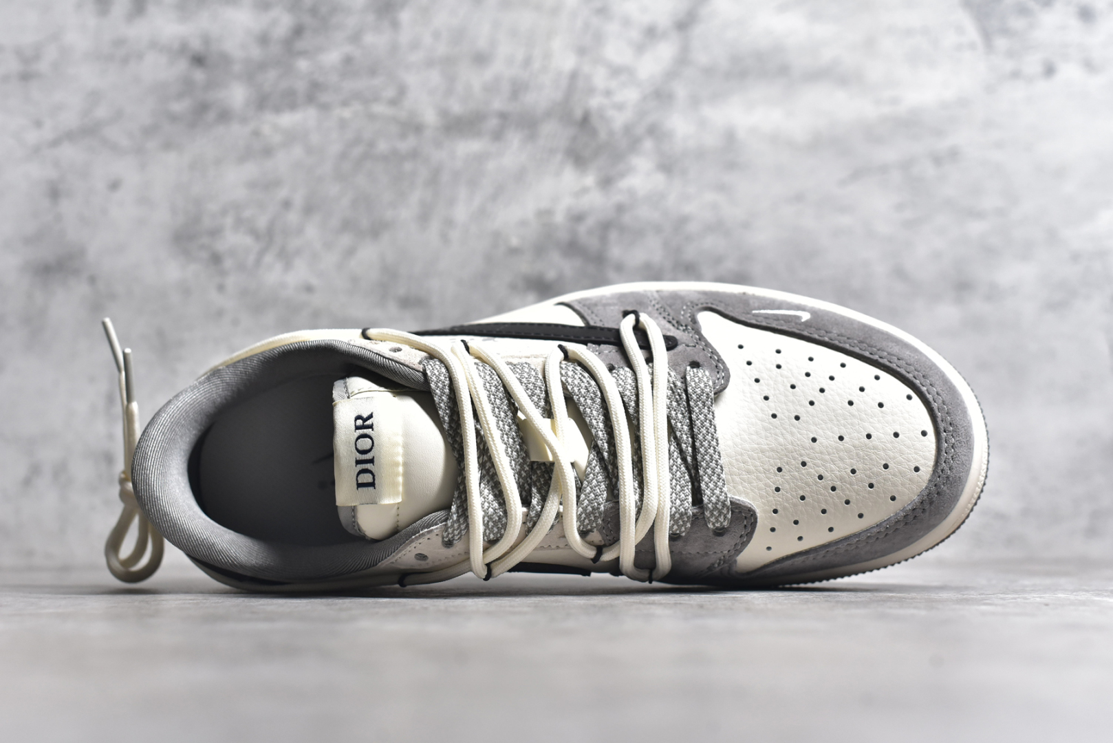 图片[4]-#Travis Scott x Fragment Design x Air Jordan 1 Low OG SP AJ1 迪奥联名-泼墨抽绳 低帮文化休闲板鞋 DM9288-002 #多方联名合作融合了Travis Scott 独特的音乐风格，藤原浩个性的设计风格以及Jordan品牌的经典元素 使其成为一双具有独特身份和价值的鞋子 清新而立体的外观加上联名标识更突出了其独特身份 这种配色方案显示出活力和时尚感 在视觉上引人注目 鞋身的质感和细腻的细节处理使其显得高端而格调十足 这款“倒钩”联名是设计与创意完美结合 融合多方的个性风格是一款备受瞩目的潮流鞋款 尺码：36 36.5 37.5 38 38.5 39 40 40.5 41 42 42.5 43 44 44.5 45-选品中心