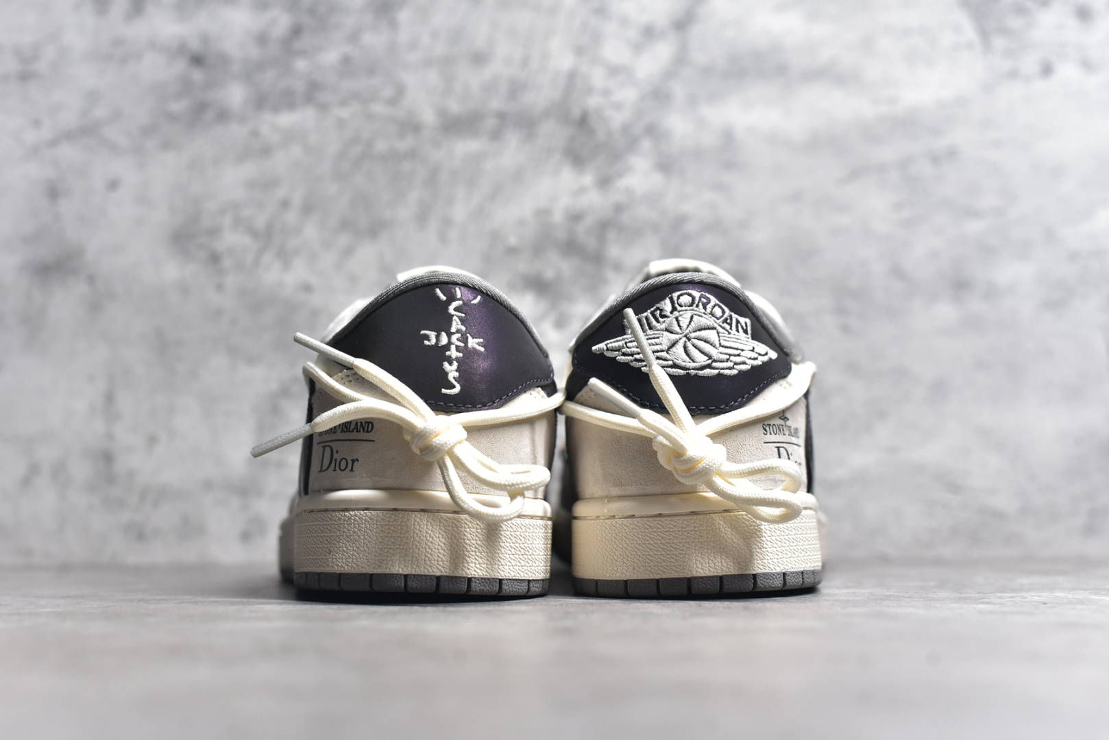 图片[5]-#Travis Scott x Fragment Design x Air Jordan 1 Low OG SP AJ1 迪奥联名-泼墨抽绳 低帮文化休闲板鞋 DM9288-002 #多方联名合作融合了Travis Scott 独特的音乐风格，藤原浩个性的设计风格以及Jordan品牌的经典元素 使其成为一双具有独特身份和价值的鞋子 清新而立体的外观加上联名标识更突出了其独特身份 这种配色方案显示出活力和时尚感 在视觉上引人注目 鞋身的质感和细腻的细节处理使其显得高端而格调十足 这款“倒钩”联名是设计与创意完美结合 融合多方的个性风格是一款备受瞩目的潮流鞋款 尺码：36 36.5 37.5 38 38.5 39 40 40.5 41 42 42.5 43 44 44.5 45-选品中心