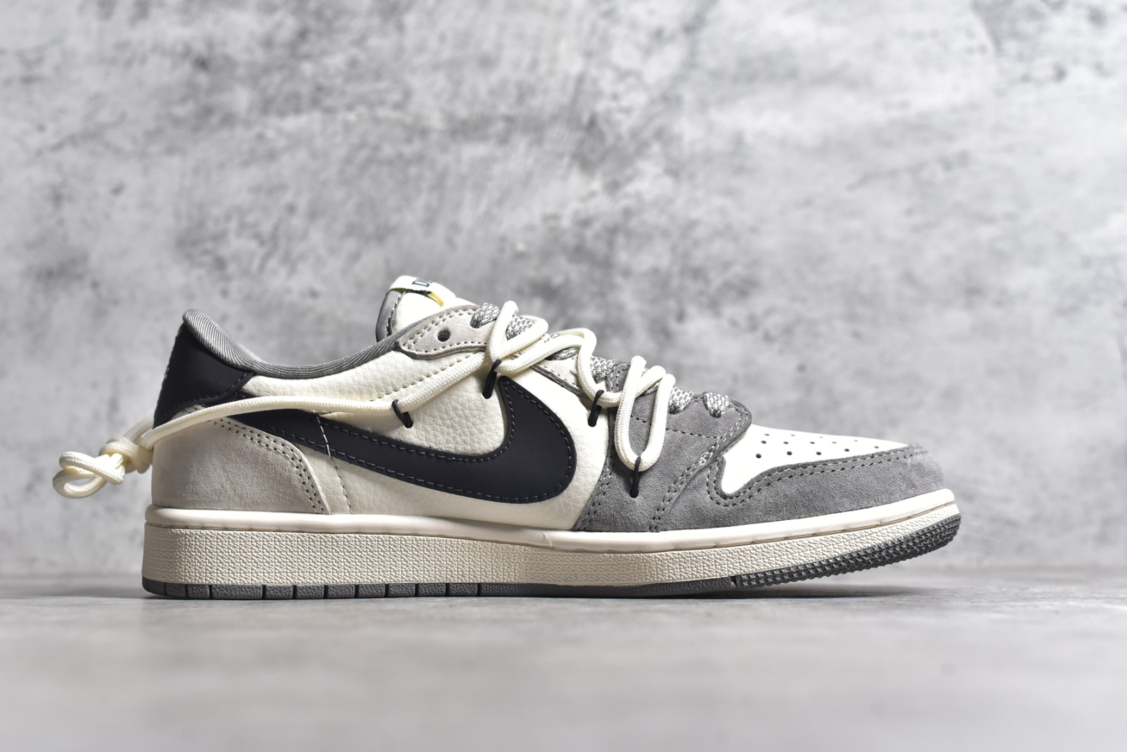 图片[3]-#Travis Scott x Fragment Design x Air Jordan 1 Low OG SP AJ1 迪奥联名-泼墨抽绳 低帮文化休闲板鞋 DM9288-002 #多方联名合作融合了Travis Scott 独特的音乐风格，藤原浩个性的设计风格以及Jordan品牌的经典元素 使其成为一双具有独特身份和价值的鞋子 清新而立体的外观加上联名标识更突出了其独特身份 这种配色方案显示出活力和时尚感 在视觉上引人注目 鞋身的质感和细腻的细节处理使其显得高端而格调十足 这款“倒钩”联名是设计与创意完美结合 融合多方的个性风格是一款备受瞩目的潮流鞋款 尺码：36 36.5 37.5 38 38.5 39 40 40.5 41 42 42.5 43 44 44.5 45-选品中心