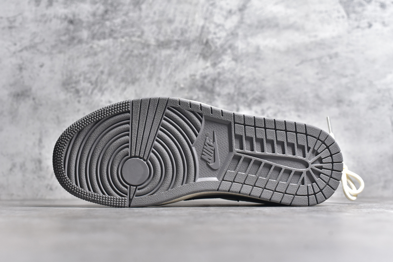 图片[6]-#Travis Scott x Fragment Design x Air Jordan 1 Low OG SP AJ1 迪奥联名-泼墨抽绳 低帮文化休闲板鞋 DM9288-002 #多方联名合作融合了Travis Scott 独特的音乐风格，藤原浩个性的设计风格以及Jordan品牌的经典元素 使其成为一双具有独特身份和价值的鞋子 清新而立体的外观加上联名标识更突出了其独特身份 这种配色方案显示出活力和时尚感 在视觉上引人注目 鞋身的质感和细腻的细节处理使其显得高端而格调十足 这款“倒钩”联名是设计与创意完美结合 融合多方的个性风格是一款备受瞩目的潮流鞋款 尺码：36 36.5 37.5 38 38.5 39 40 40.5 41 42 42.5 43 44 44.5 45-选品中心