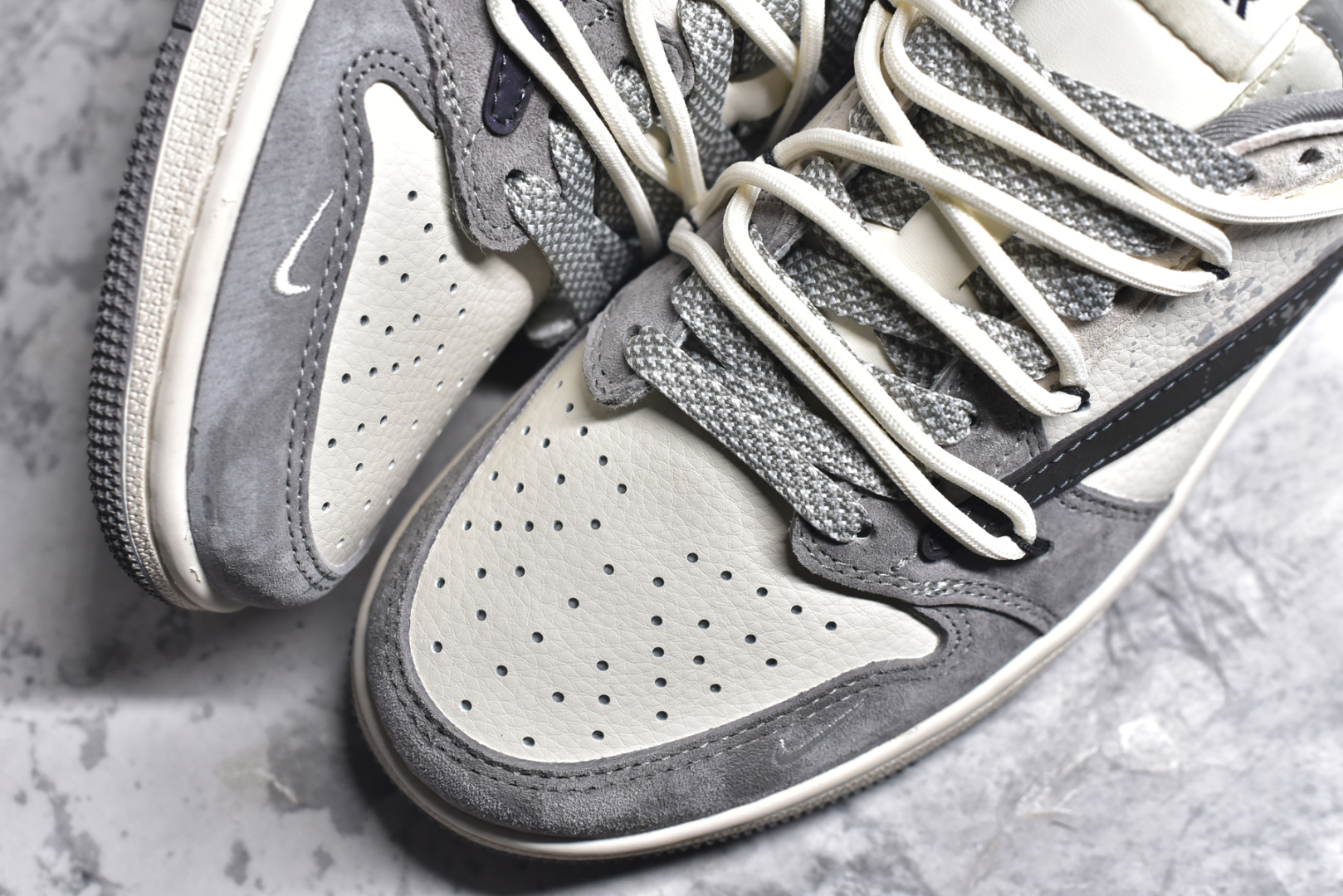 图片[8]-#Travis Scott x Fragment Design x Air Jordan 1 Low OG SP AJ1 迪奥联名-泼墨抽绳 低帮文化休闲板鞋 DM9288-002 #多方联名合作融合了Travis Scott 独特的音乐风格，藤原浩个性的设计风格以及Jordan品牌的经典元素 使其成为一双具有独特身份和价值的鞋子 清新而立体的外观加上联名标识更突出了其独特身份 这种配色方案显示出活力和时尚感 在视觉上引人注目 鞋身的质感和细腻的细节处理使其显得高端而格调十足 这款“倒钩”联名是设计与创意完美结合 融合多方的个性风格是一款备受瞩目的潮流鞋款 尺码：36 36.5 37.5 38 38.5 39 40 40.5 41 42 42.5 43 44 44.5 45-选品中心