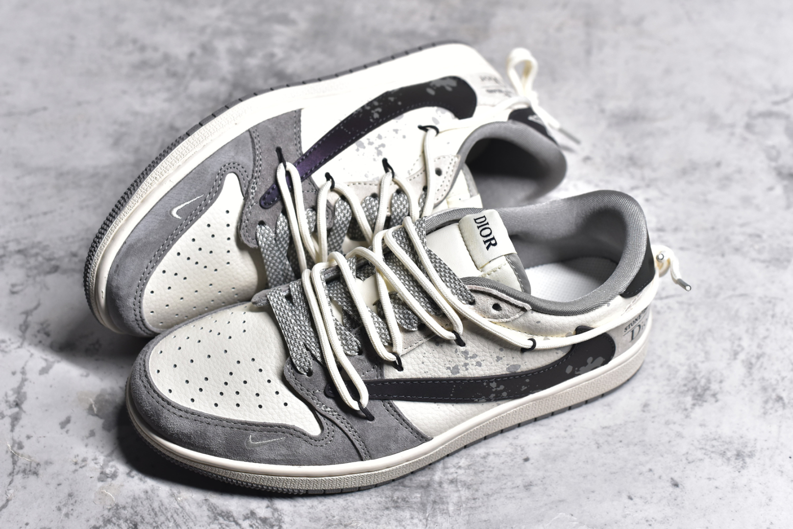 图片[7]-#Travis Scott x Fragment Design x Air Jordan 1 Low OG SP AJ1 迪奥联名-泼墨抽绳 低帮文化休闲板鞋 DM9288-002 #多方联名合作融合了Travis Scott 独特的音乐风格，藤原浩个性的设计风格以及Jordan品牌的经典元素 使其成为一双具有独特身份和价值的鞋子 清新而立体的外观加上联名标识更突出了其独特身份 这种配色方案显示出活力和时尚感 在视觉上引人注目 鞋身的质感和细腻的细节处理使其显得高端而格调十足 这款“倒钩”联名是设计与创意完美结合 融合多方的个性风格是一款备受瞩目的潮流鞋款 尺码：36 36.5 37.5 38 38.5 39 40 40.5 41 42 42.5 43 44 44.5 45-选品中心