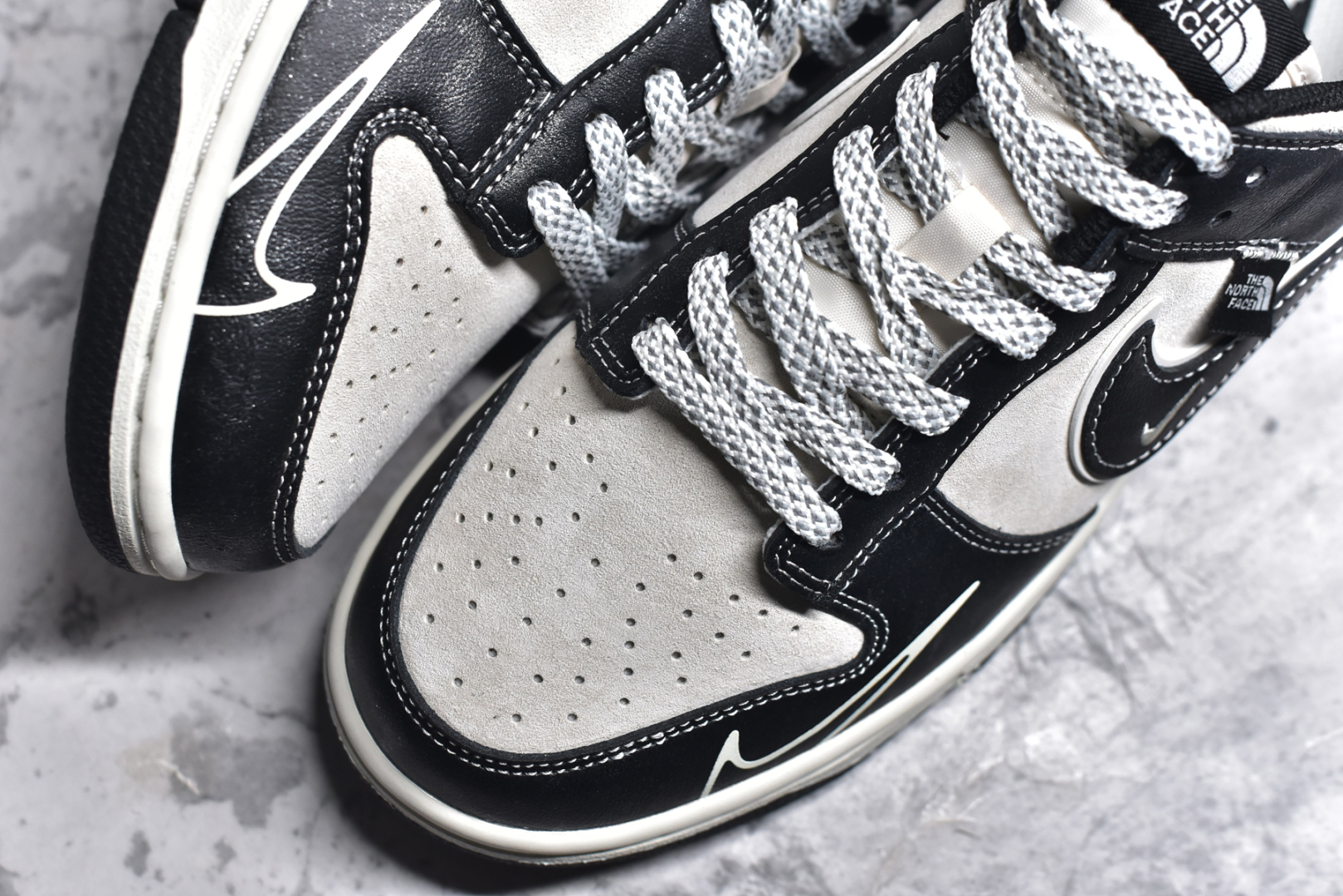 图片[8]-#NK SB Dunk Low 北面系列-漆皮黑勾 周年高端定制 低帮休闲板鞋 DJ2024-047 #定制鞋盒 大厂纯原品质出货 超高清洁度 皮料切割干净无任何毛边 细节完美 尺码：36 36.5 37.5 38 38.5 39 40 40.5 41 42 42.5 43 44 44.5 45-选品中心