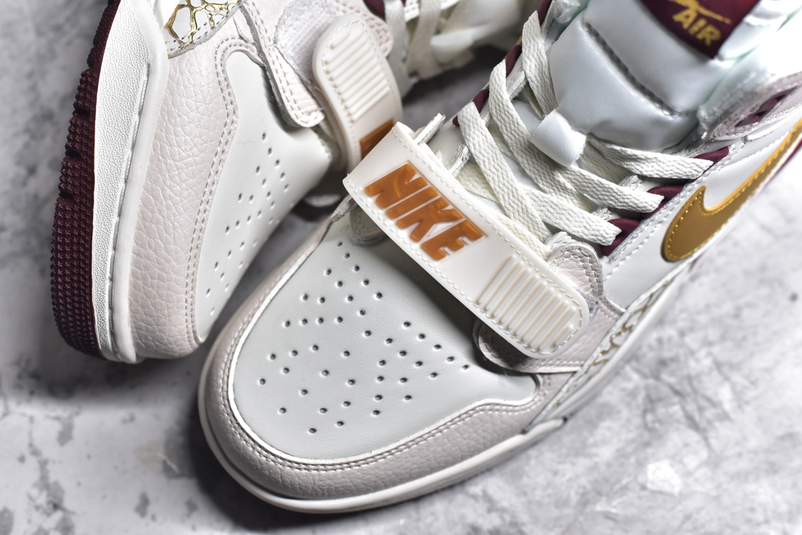 图片[8]-# \”蛇年/CHINESE NEW YEAR/CNY\” NK Air Jordan Legacy 312 High 乔丹最强三合一混合版 蛇年限定 有着交错结合的设计，它的名字就展现出它所包含的鞋款元素，312 分别对应了 Air Jordan 3、Air Jordan 1 和 Air Trainer 2，将这三双经典又有不俗人气的鞋款融合，“最强三合一” 的名称由此得来 货号：IB4914 161MT 尺码：36 36.5 37.5 38 38.5 39 40 40.5 41 42 42.5 43 44 44.5 45 46 47.5-选品中心
