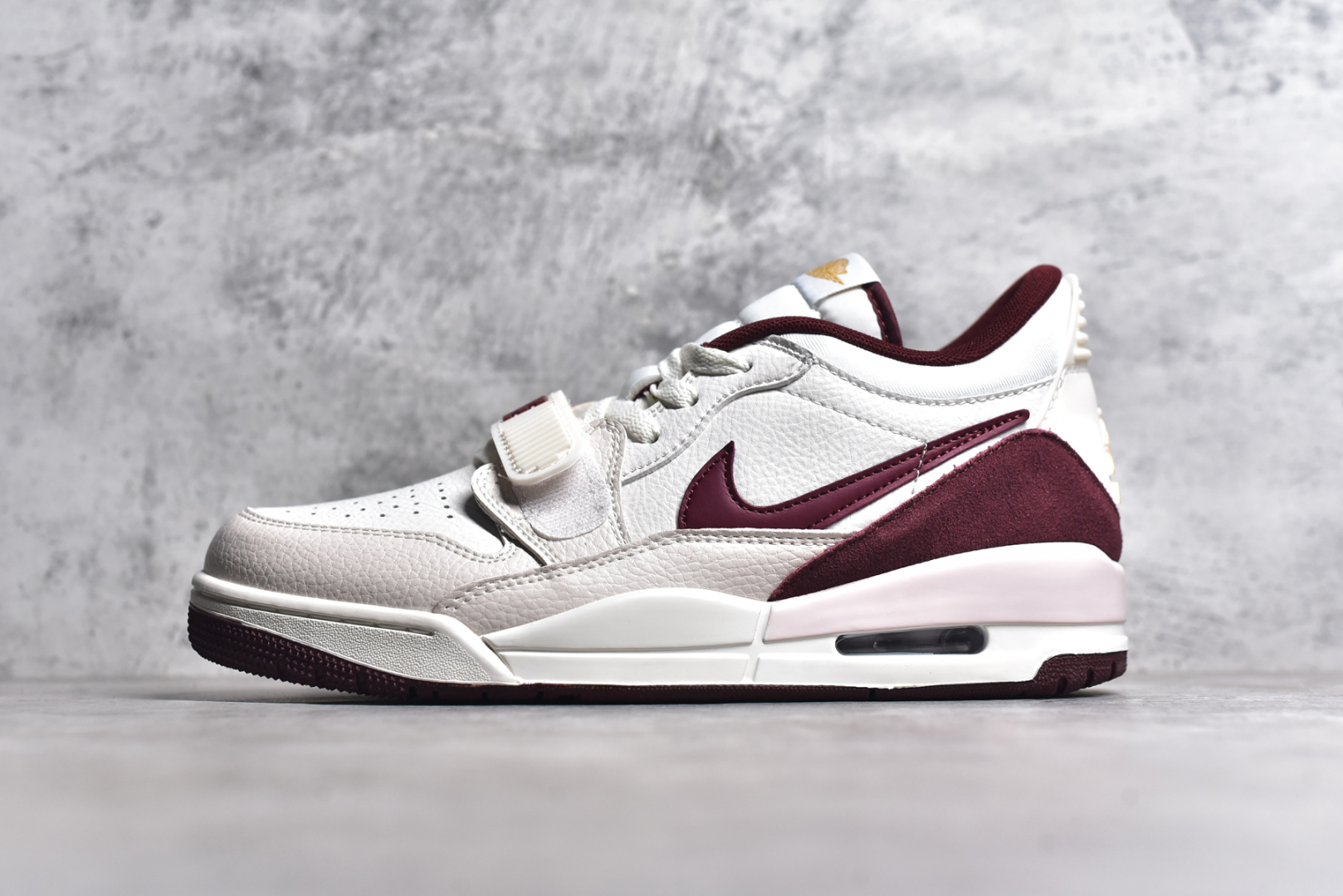#NK Air Jordan Legacy 312 Low 乔丹最强三合一混合版 有着交错结合的设计，它的名字就展现出它所包含的鞋款元素，312 分别对应了 Air Jordan 3、Air Jordan 1 和 Air Trainer 2，将这三双经典又有不俗人气的鞋款融合，“最强三合一” 的名称由此得来 货号：IB4712 161MT 尺码：36 36.5 37.5 38 38.5 39 40 40.5 41 42 42.5 43 44 44.5 45 46 47.5-选品中心