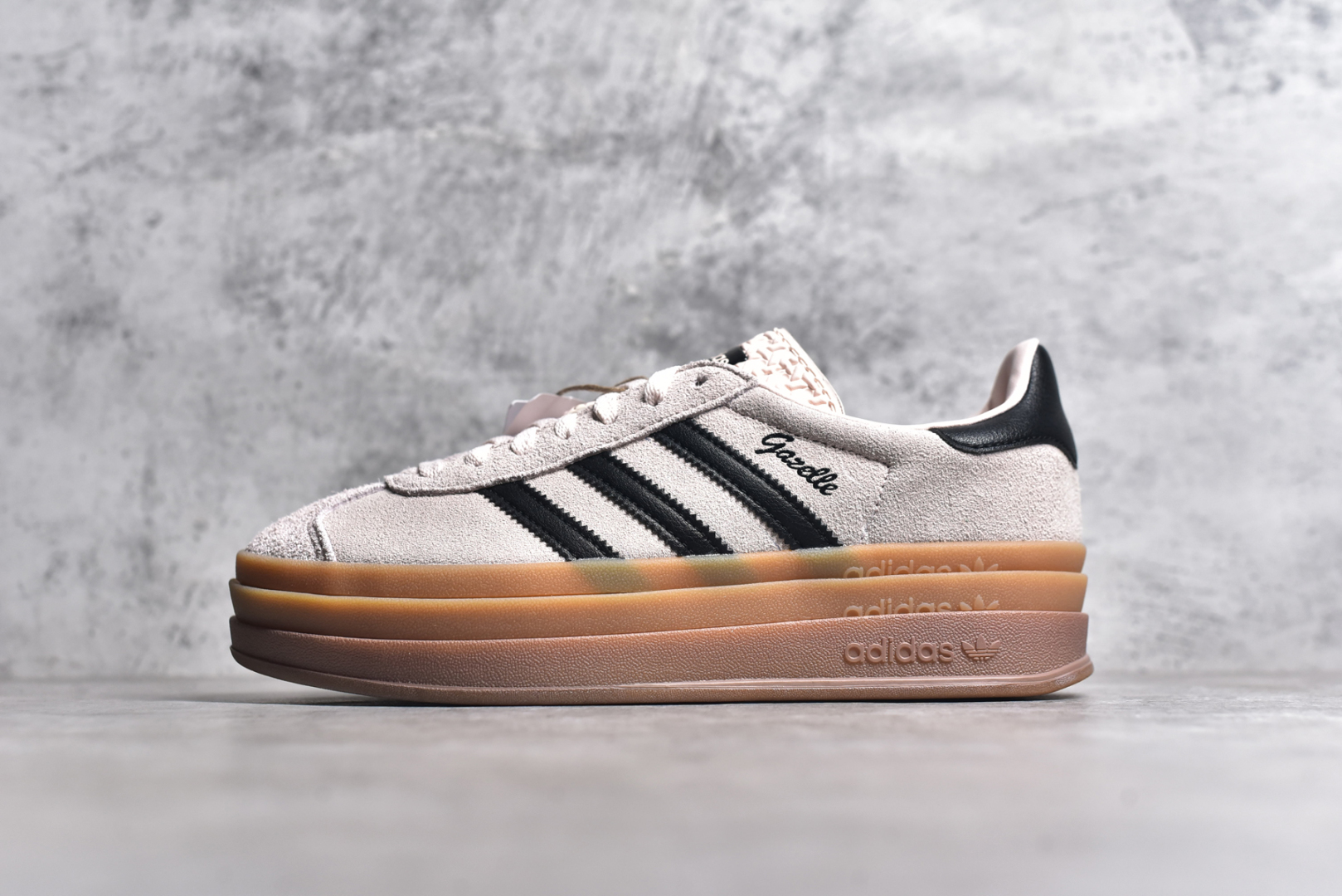 #AD Originals Gazelle Bold W 三叶草厚底休闲防滑耐磨低帮板鞋 鞋头出色设计 塑就出众贴合感稳固的后跟贴合足部曲线设计软弹舒适 不易磨脚橡胶鞋底配合防滑纹路设计 平稳抓地 货号：IE0429 尺码：35.5-40-选品中心