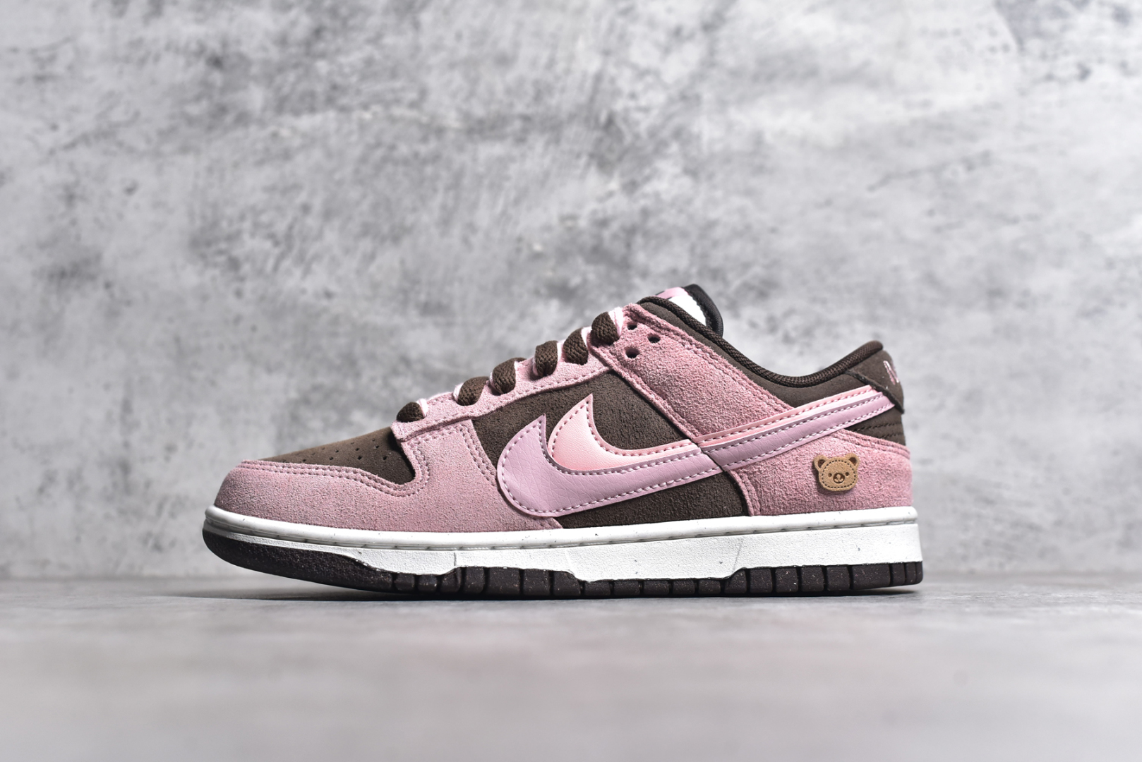 #NK Dunk Low SE 85 双钩复古休闲板鞋 HV1799-161 口碑大厂出品 品控大底版型不断改良更新品质稳定 全套原纸板楦头开发 确保原汁原味 完美呈现DUNK版型 原厂玻璃冲刀 超高清洁度 全鞋零毛边皮料切割 采用绒面革材质 鞋身左右侧均配有皮革质双 Swoosh 兰色搭配上白色 85年纪念标放在鞋舌的位置 简洁干净的配色设计 绝对是日常出街上脚的不二选择 尺码：36 36.5 37.5 38 38.5 39 40 40.5 41 42 42.5 43 44 44.5 45 46-选品中心
