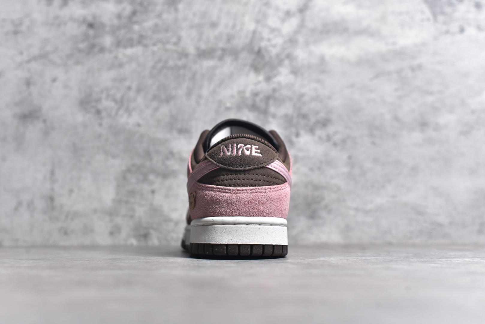 图片[5]-#NK Dunk Low SE 85 双钩复古休闲板鞋 HV1799-161 口碑大厂出品 品控大底版型不断改良更新品质稳定 全套原纸板楦头开发 确保原汁原味 完美呈现DUNK版型 原厂玻璃冲刀 超高清洁度 全鞋零毛边皮料切割 采用绒面革材质 鞋身左右侧均配有皮革质双 Swoosh 兰色搭配上白色 85年纪念标放在鞋舌的位置 简洁干净的配色设计 绝对是日常出街上脚的不二选择 尺码：36 36.5 37.5 38 38.5 39 40 40.5 41 42 42.5 43 44 44.5 45 46-选品中心
