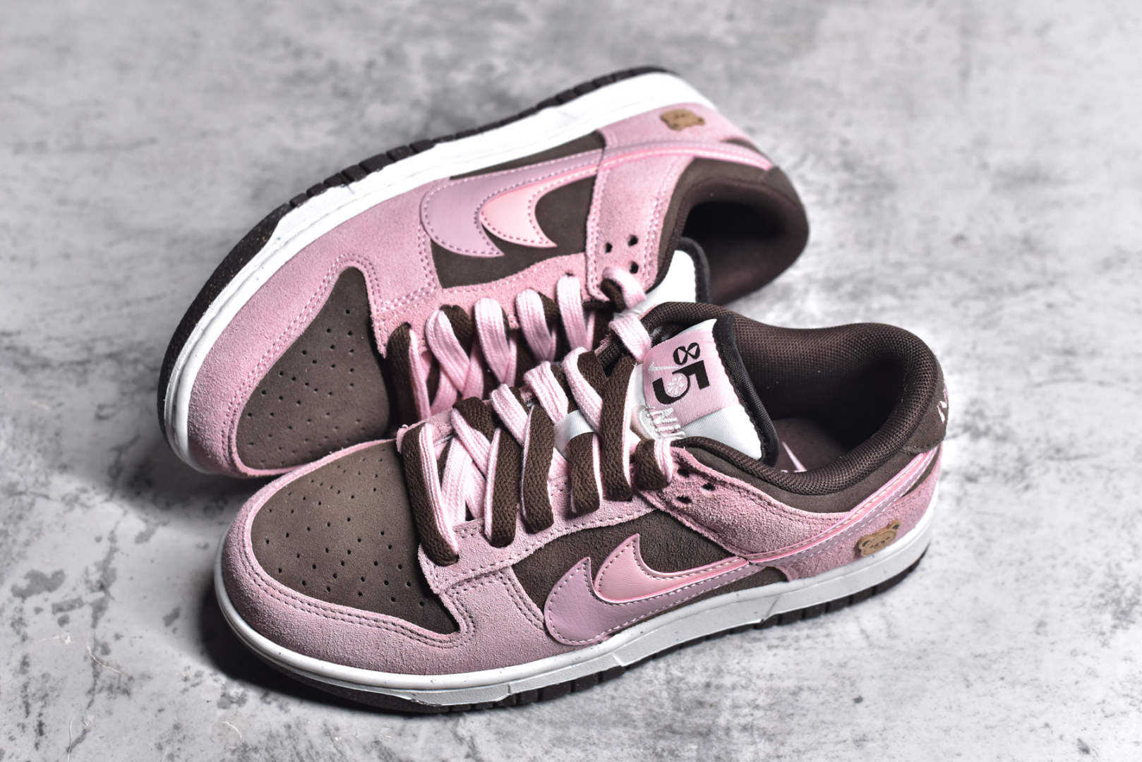 图片[7]-#NK Dunk Low SE 85 双钩复古休闲板鞋 HV1799-161 口碑大厂出品 品控大底版型不断改良更新品质稳定 全套原纸板楦头开发 确保原汁原味 完美呈现DUNK版型 原厂玻璃冲刀 超高清洁度 全鞋零毛边皮料切割 采用绒面革材质 鞋身左右侧均配有皮革质双 Swoosh 兰色搭配上白色 85年纪念标放在鞋舌的位置 简洁干净的配色设计 绝对是日常出街上脚的不二选择 尺码：36 36.5 37.5 38 38.5 39 40 40.5 41 42 42.5 43 44 44.5 45 46-选品中心
