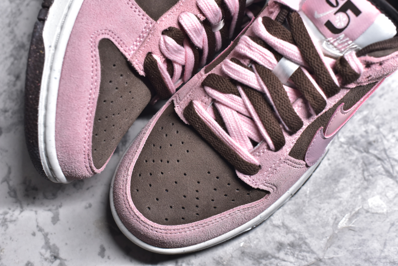图片[8]-#NK Dunk Low SE 85 双钩复古休闲板鞋 HV1799-161 口碑大厂出品 品控大底版型不断改良更新品质稳定 全套原纸板楦头开发 确保原汁原味 完美呈现DUNK版型 原厂玻璃冲刀 超高清洁度 全鞋零毛边皮料切割 采用绒面革材质 鞋身左右侧均配有皮革质双 Swoosh 兰色搭配上白色 85年纪念标放在鞋舌的位置 简洁干净的配色设计 绝对是日常出街上脚的不二选择 尺码：36 36.5 37.5 38 38.5 39 40 40.5 41 42 42.5 43 44 44.5 45 46-选品中心