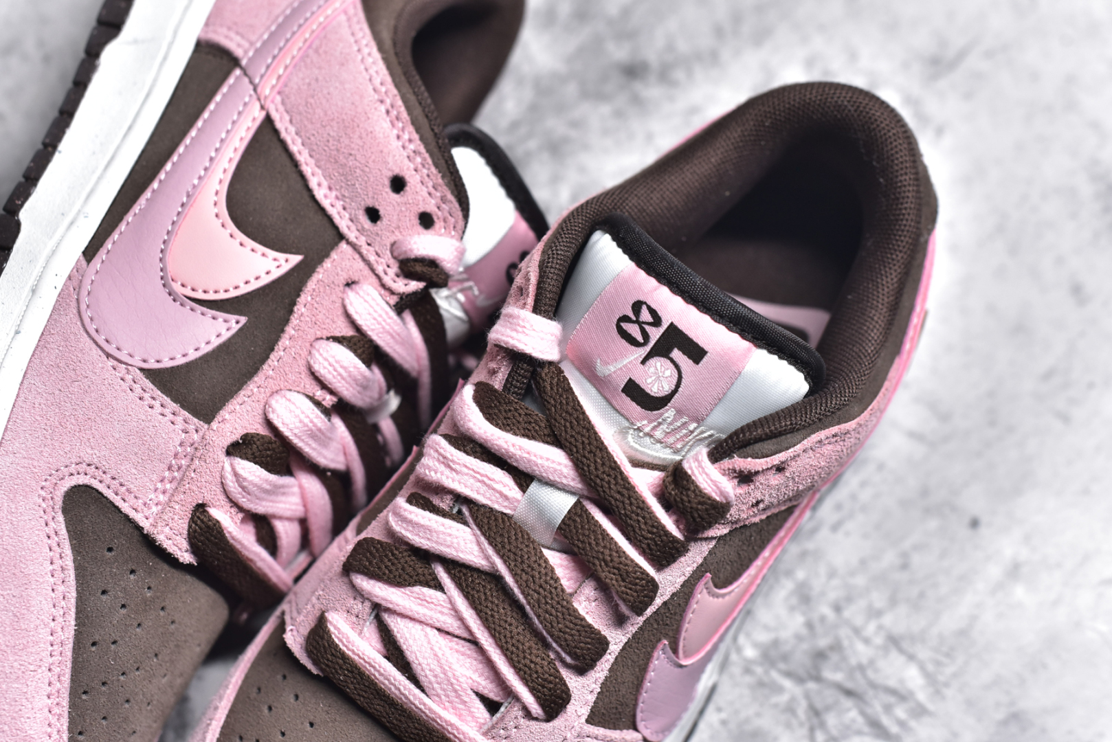 图片[9]-#NK Dunk Low SE 85 双钩复古休闲板鞋 HV1799-161 口碑大厂出品 品控大底版型不断改良更新品质稳定 全套原纸板楦头开发 确保原汁原味 完美呈现DUNK版型 原厂玻璃冲刀 超高清洁度 全鞋零毛边皮料切割 采用绒面革材质 鞋身左右侧均配有皮革质双 Swoosh 兰色搭配上白色 85年纪念标放在鞋舌的位置 简洁干净的配色设计 绝对是日常出街上脚的不二选择 尺码：36 36.5 37.5 38 38.5 39 40 40.5 41 42 42.5 43 44 44.5 45 46-选品中心