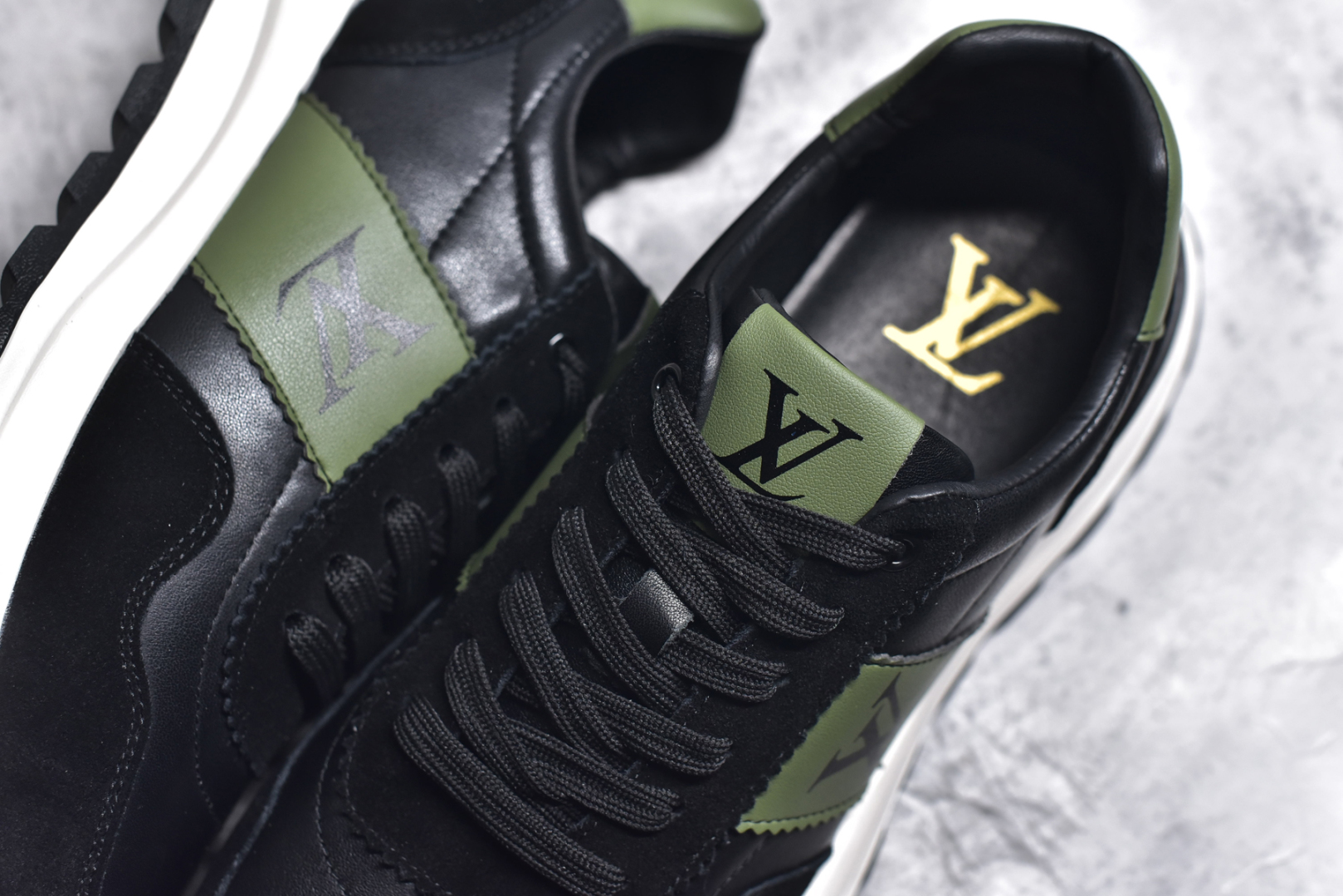 图片[9]-#Louis Vuitton LV路易威登休闲文化运动板鞋系列 广东大厂品质 舒适轻泡大底和百搭性霸屏整个时尚娱乐圈，细节调整完美主义！鞋面采用进口头层小牛皮搭配头层磨砂牛皮材质 独家开模轻泡大底， 侧边采用3D打印标志性Logo 尽显贵族时尚气息，台湾进口小牛皮挂皮内里，配带正品全套包装。尺码：39 40 41 42 43 44（皮鞋码）-选品中心