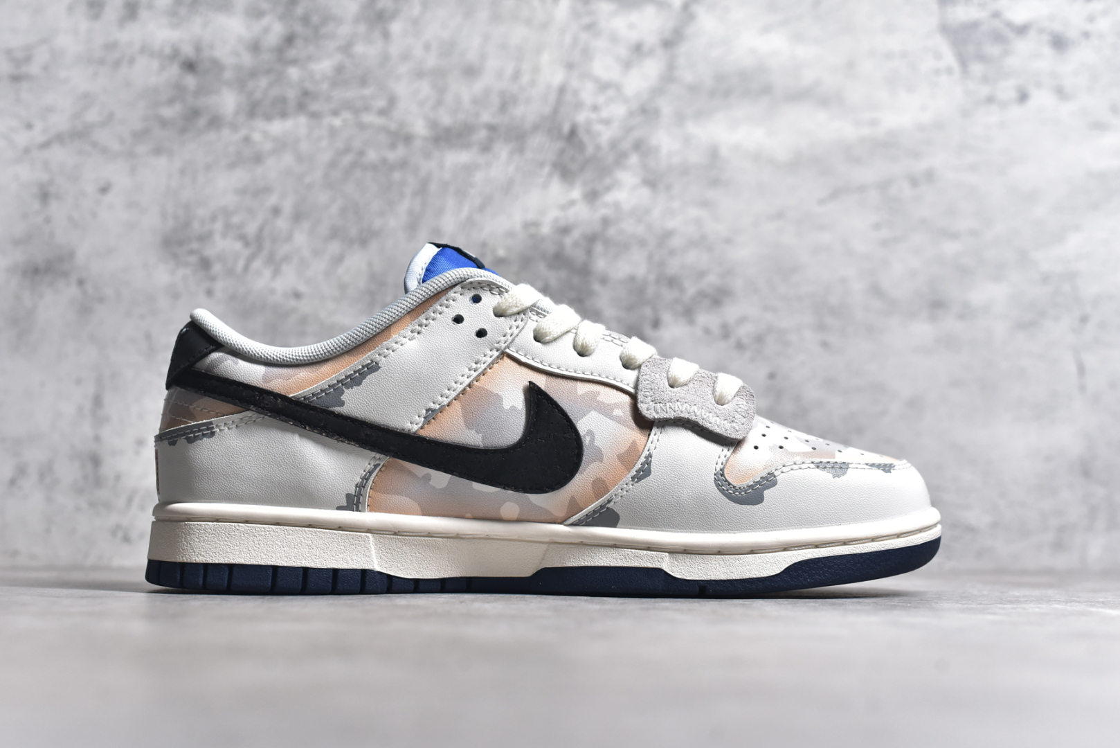 图片[3]-#NK Dunk Low 拓荒骑士 无人区 FQ8826-100 定制系列天花板 无原鞋不开发 全系列得物原鞋一比一校对开发 配色持续更新中 终端对接 优势输出 全套原厂楦头原纸板数据档案倾力打造 原汁原味莞产 极致还原 圈内最强针车工艺 高端零售指定版 广东原厂配套原盒原标 鞋盒分三个尺码段 原厂冲刀 超高清洁度 全鞋零毛边皮料切割 采用原厂百宏鞋带以及原厂百宏织唛舌标 内标可供原厂几率过验 进口原装条纹中底布 四线拉帮白色点胶 原厂拉帮手法遵循公司 原厂电绣 极致还原 尺码：36 36.5 37.5 38 38.5 39 40 40.5 41 42 42.5 43 44 44.5 45 46-选品中心